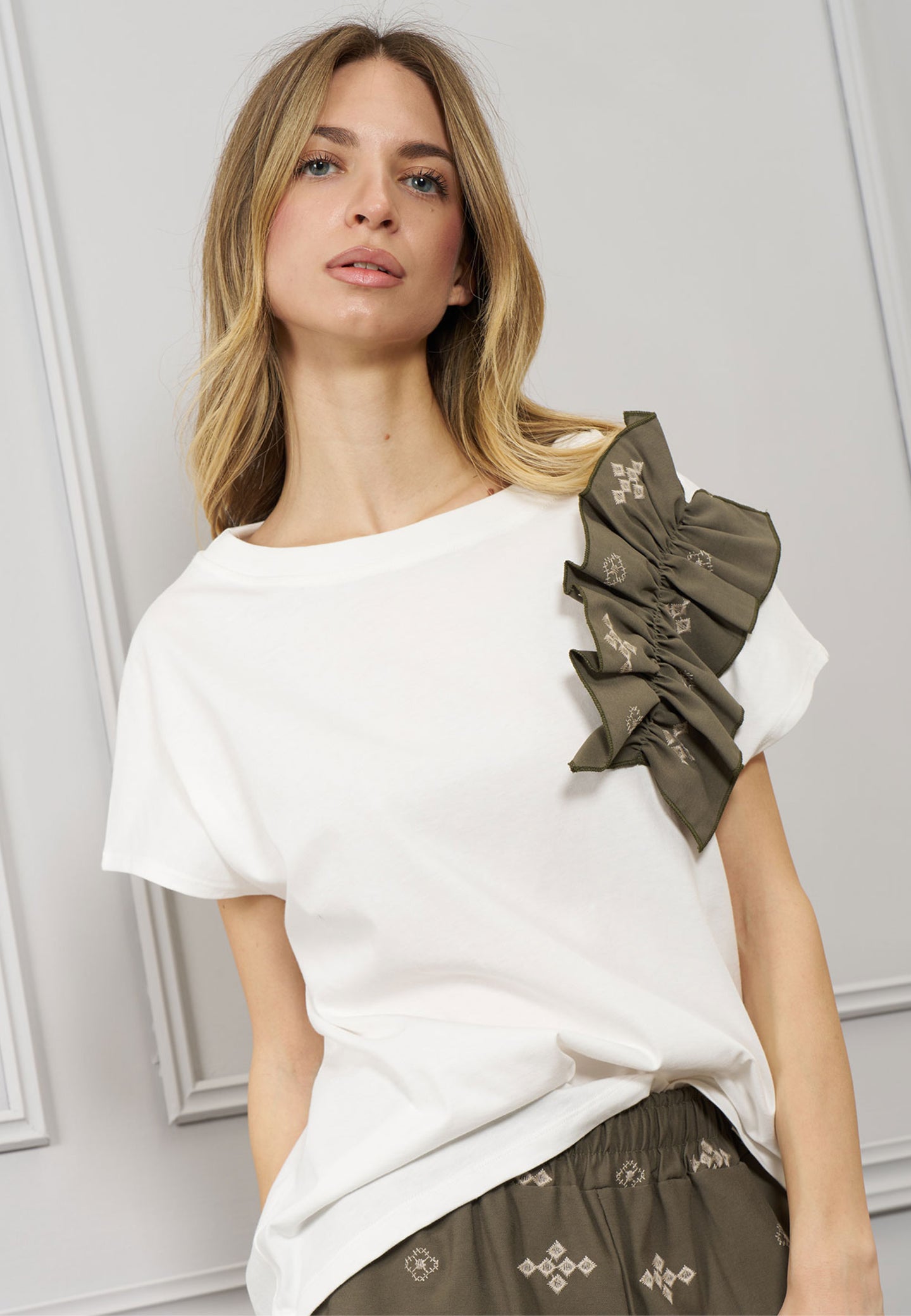 T-shirt con rouche su spalla