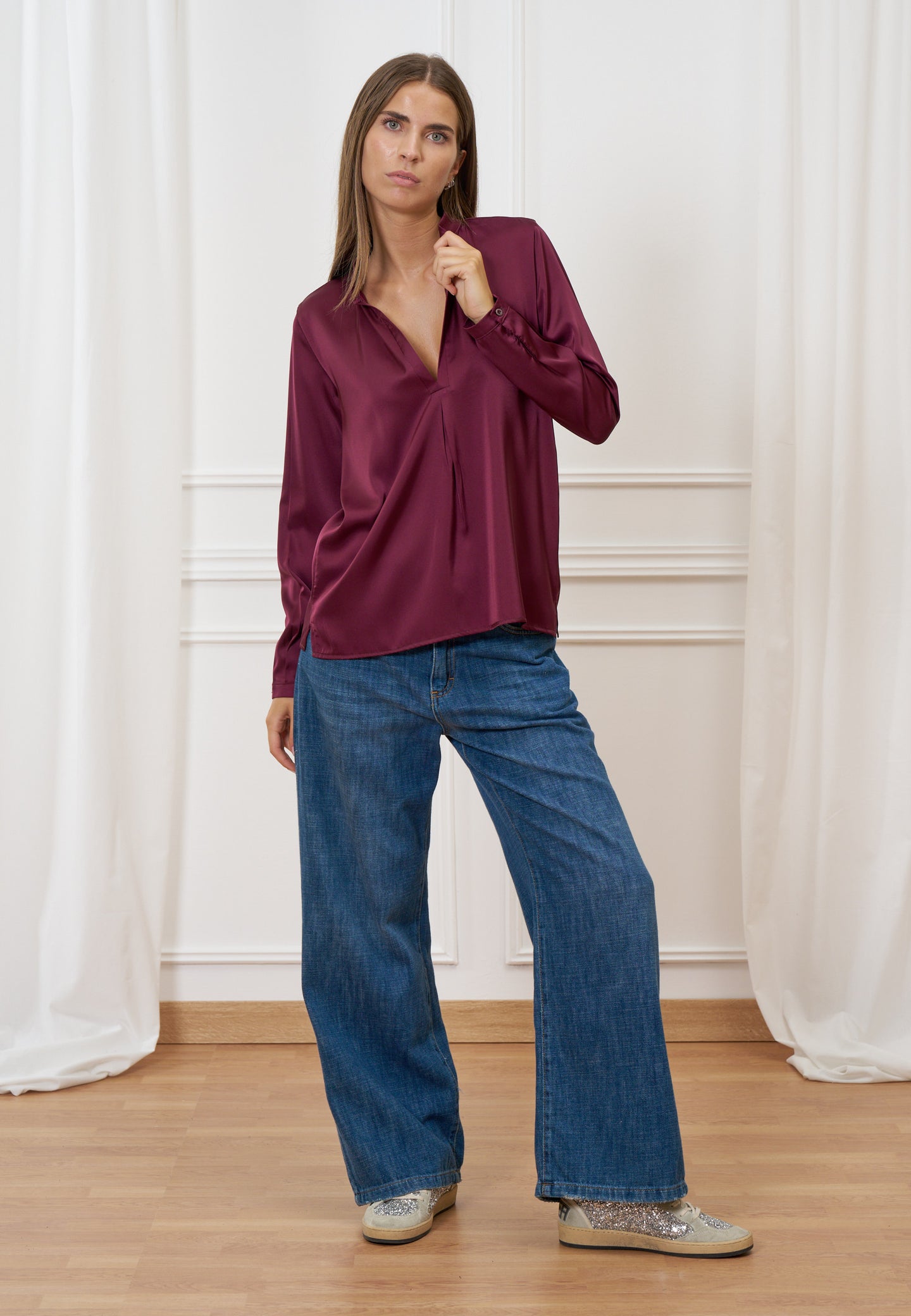 Blusa in raso con scollo serafino
