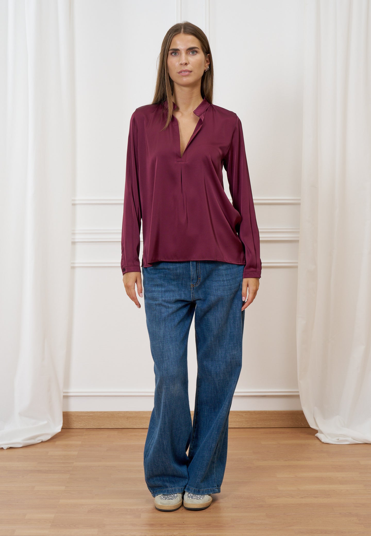 Blusa in raso con scollo serafino