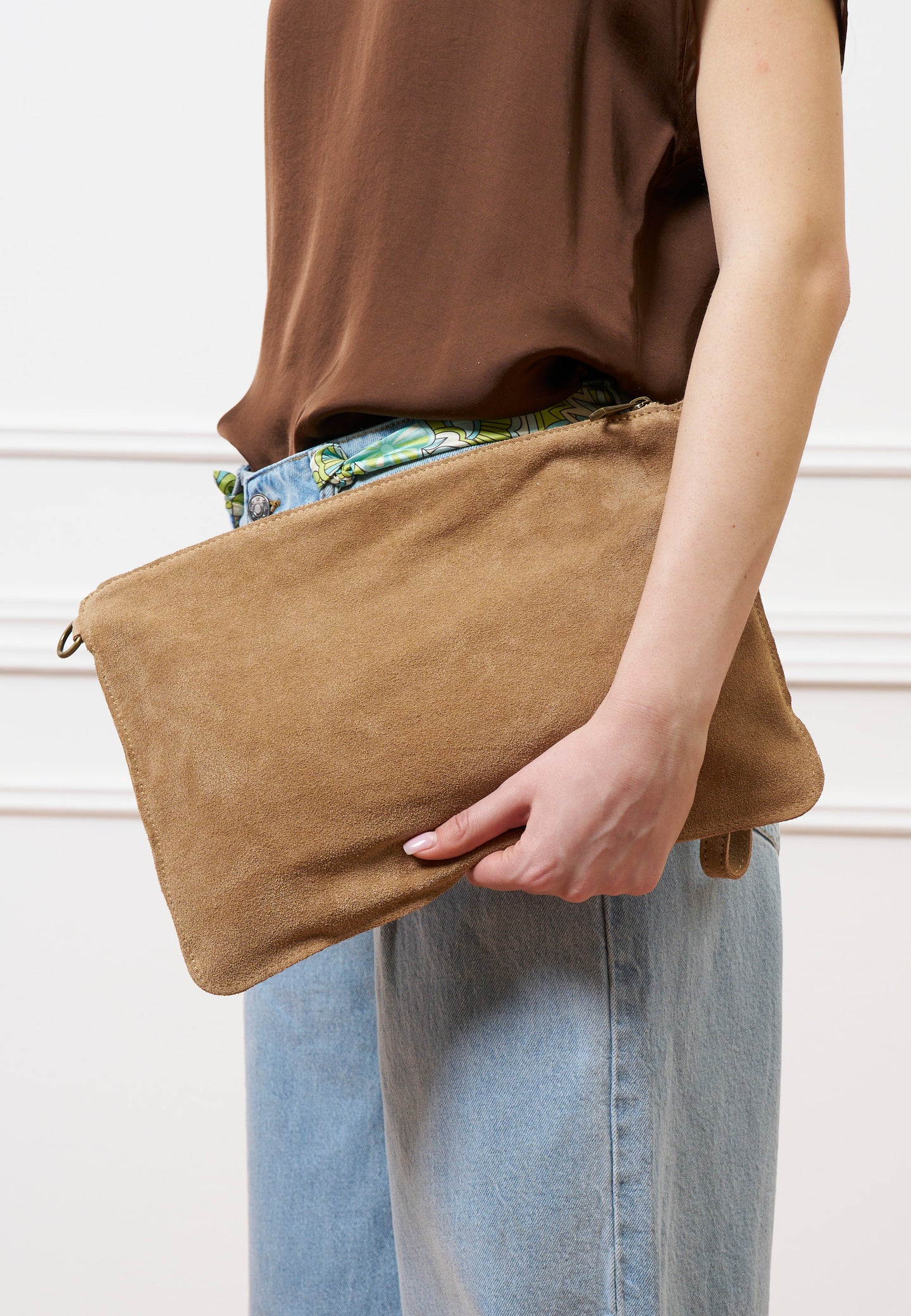 Borsa pochette in camoscio con manicotto - BEIGE