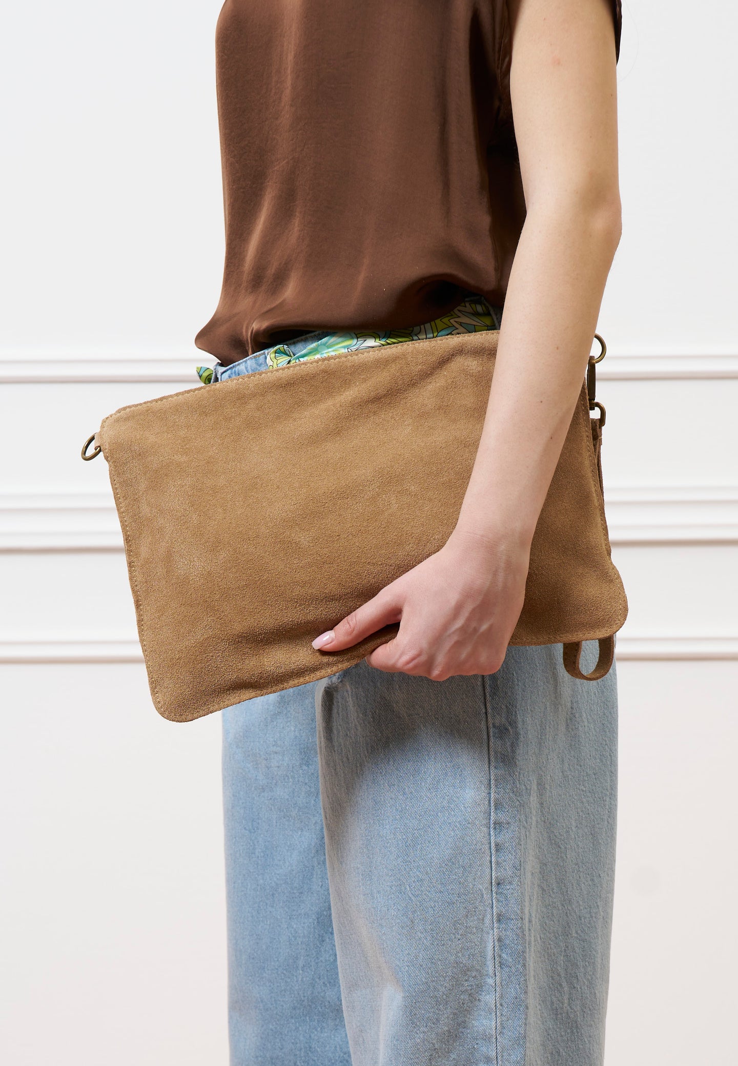 Borsa pochette in camoscio con manicotto - BEIGE