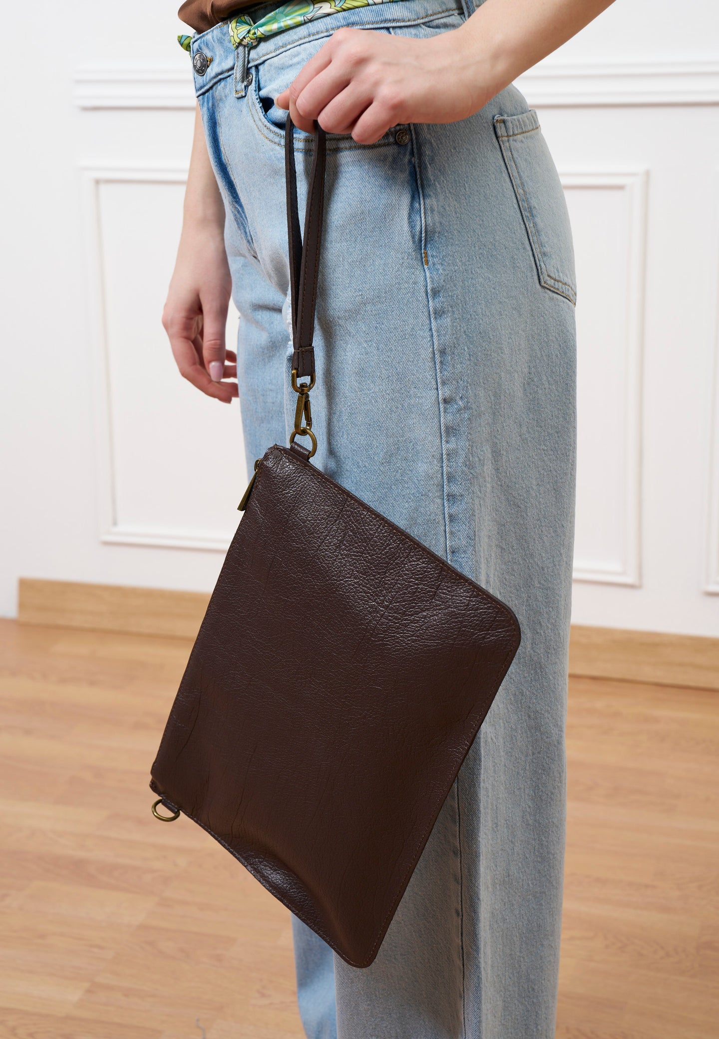 Borsa pochette in pelle con manicotto - MARRONE