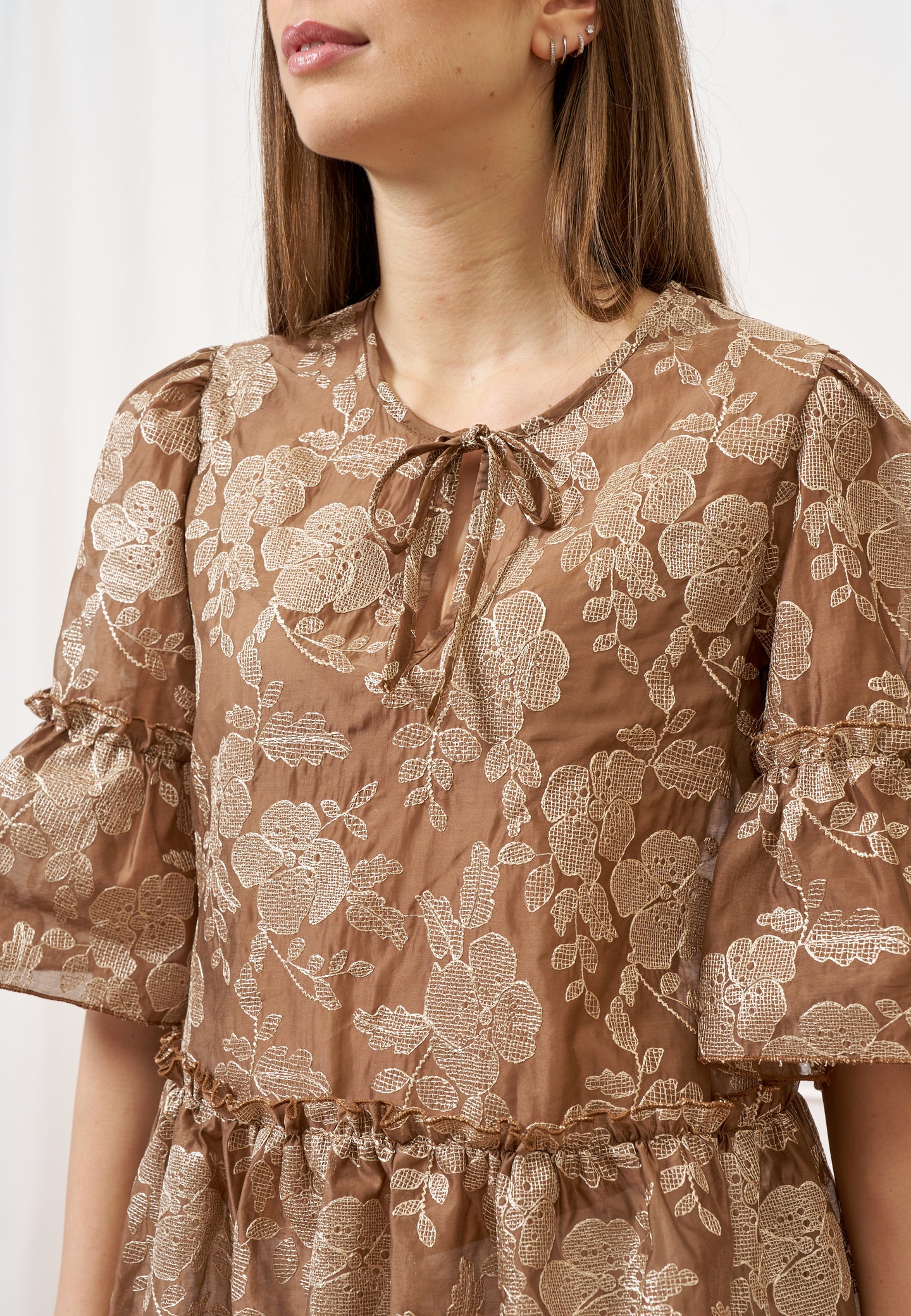 Blusa ricamata con balze