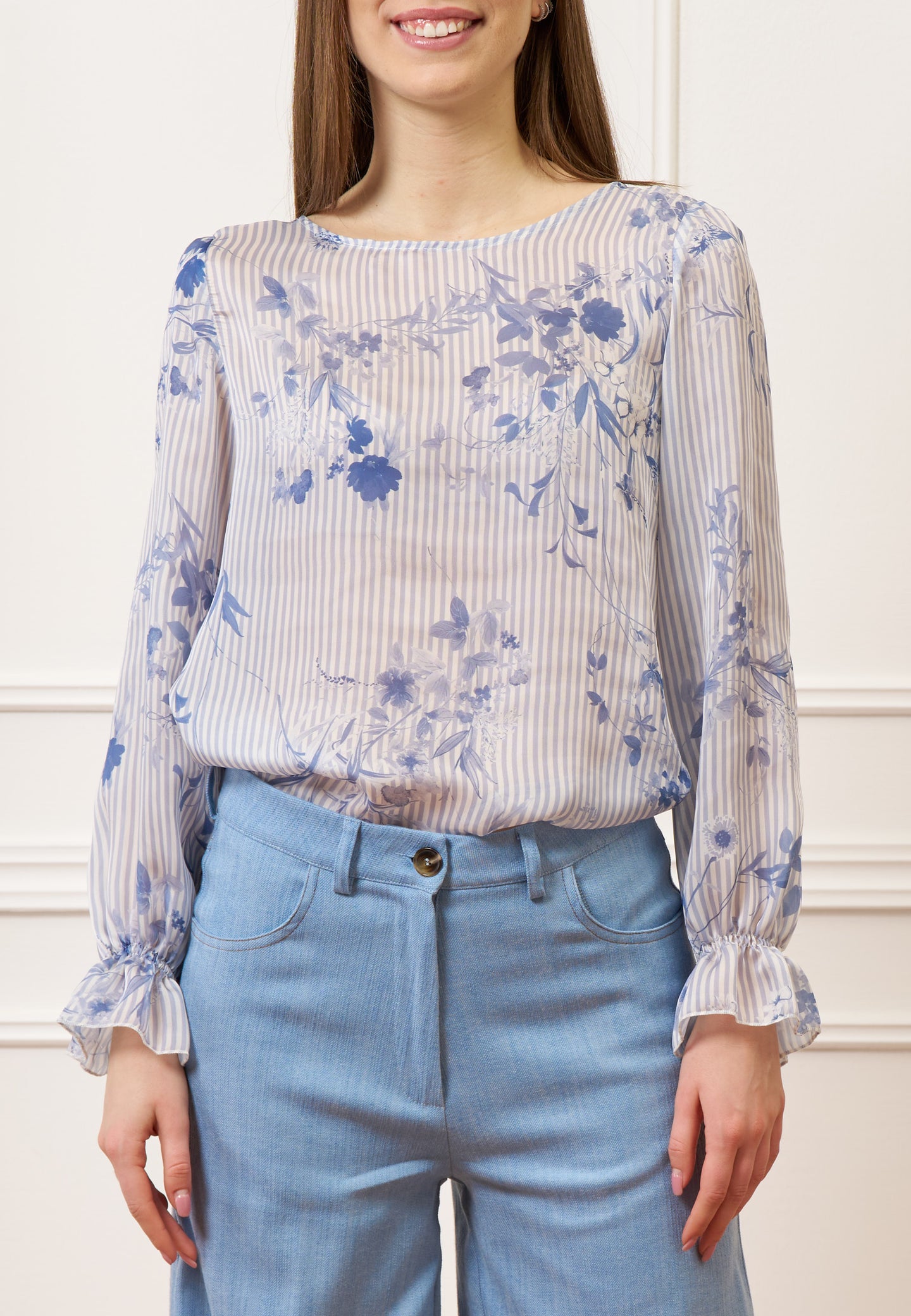 Blusa fantasia con polso volant