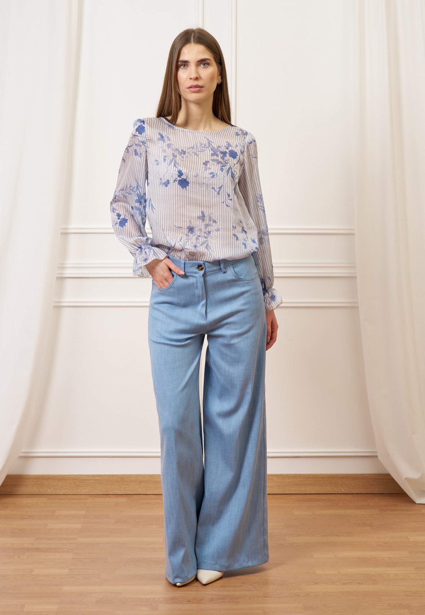 Blusa fantasia con polso volant