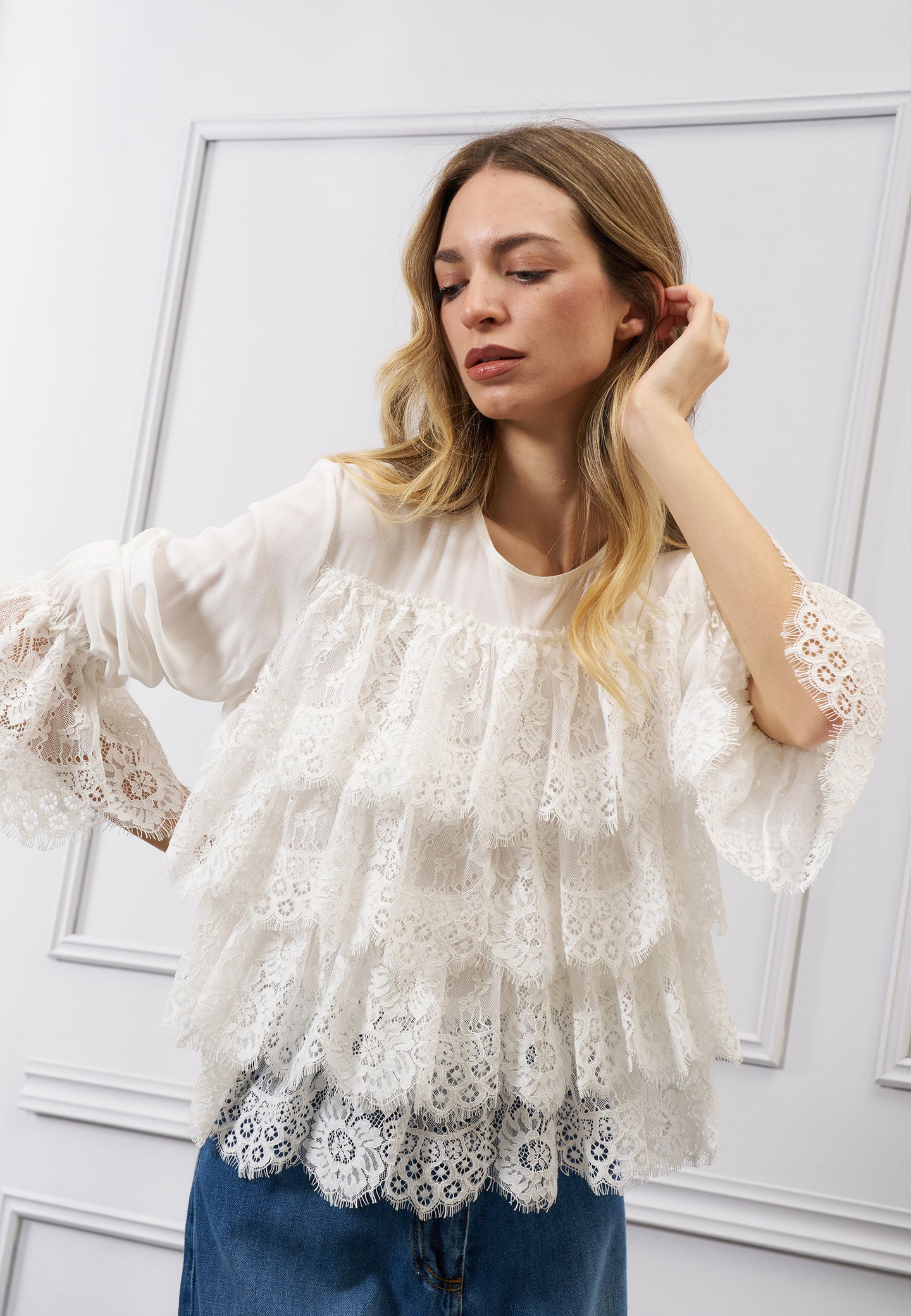 Blusa con balze in pizzo