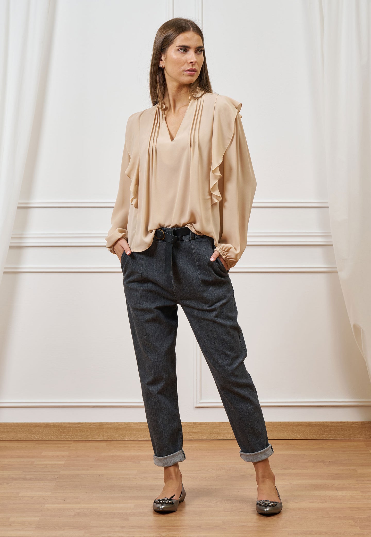 Blusa con scollo a v e volant