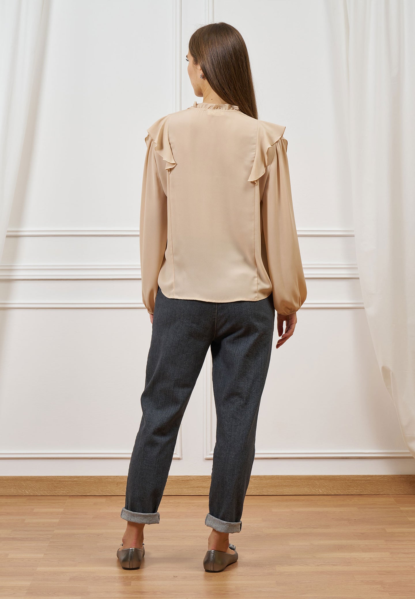 Blusa con scollo a v e volant