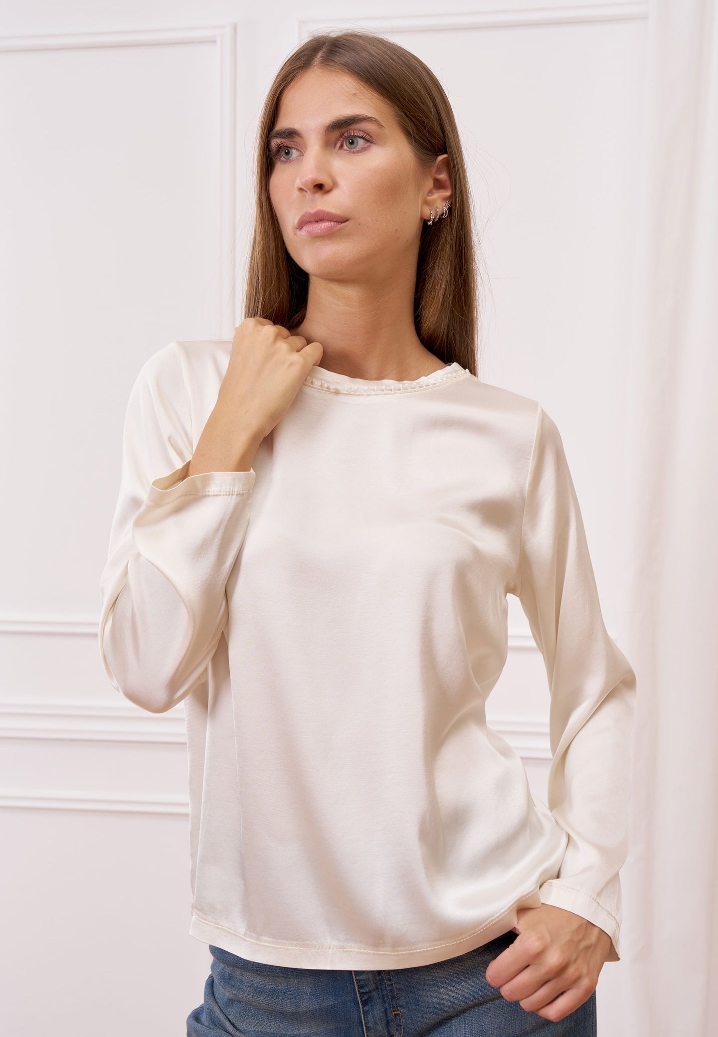Blusa in raso con passamaneria