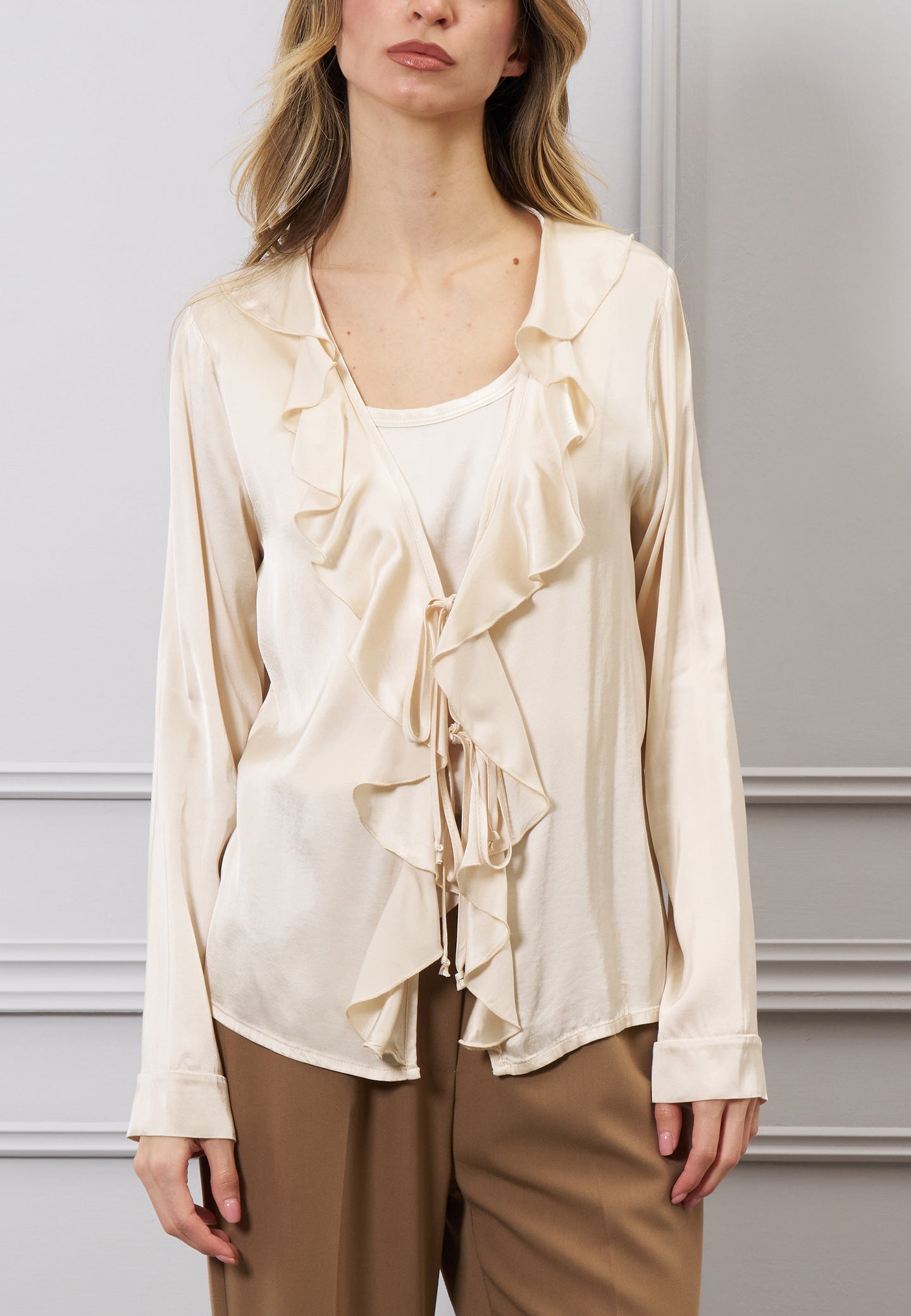 Blusa raso con lacci e rouches
