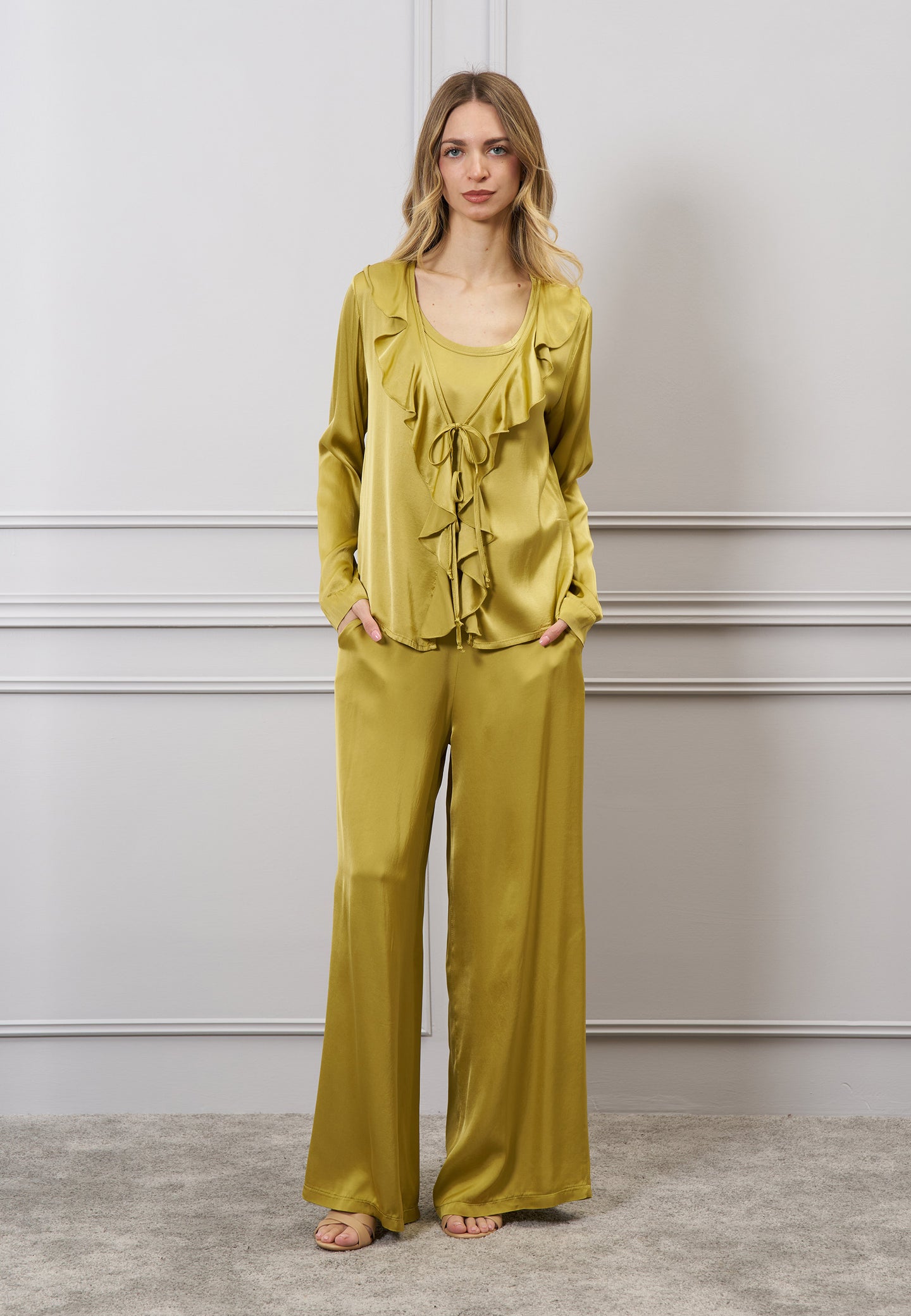 Blusa raso con lacci e rouches