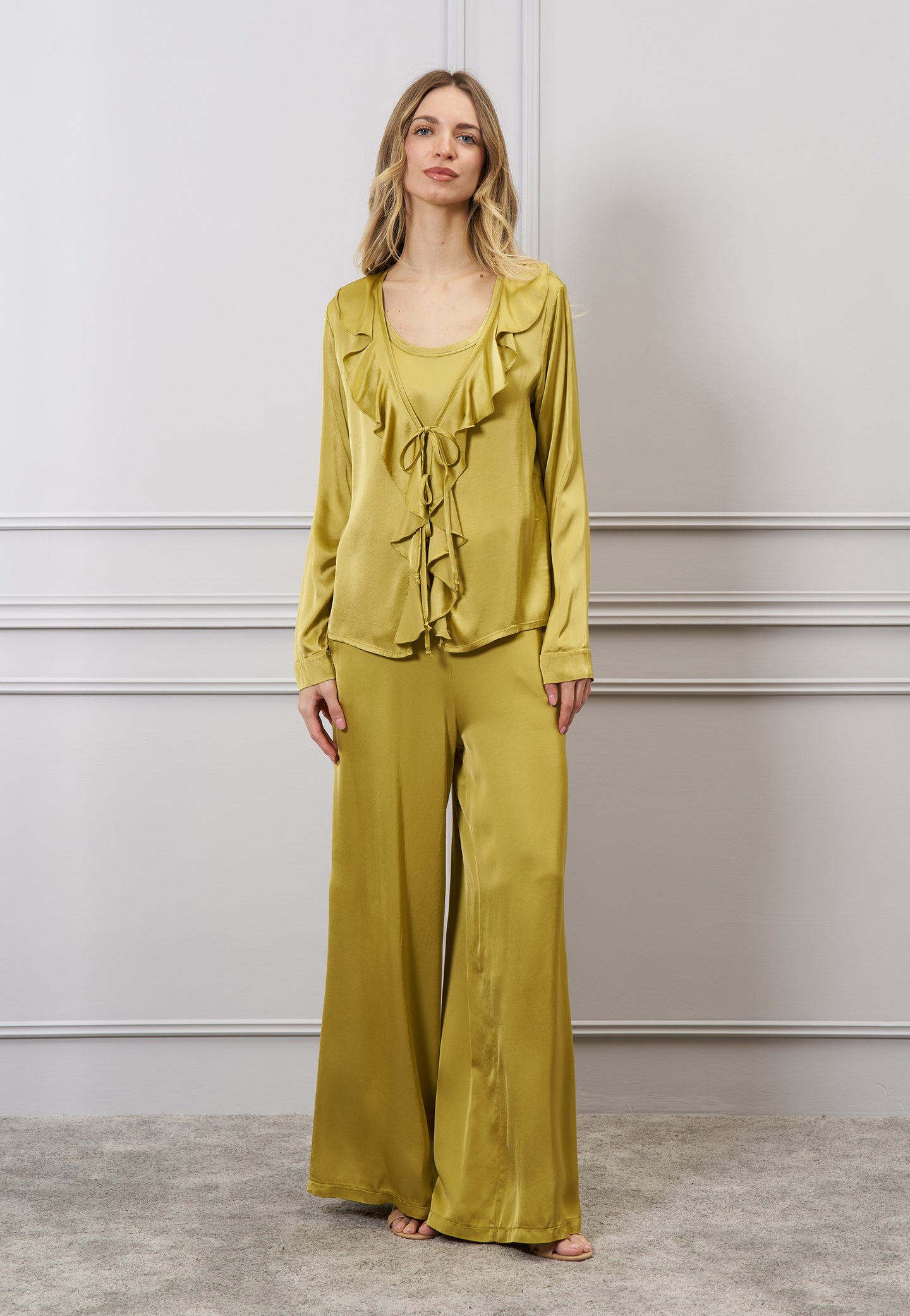 Blusa raso con lacci e rouches