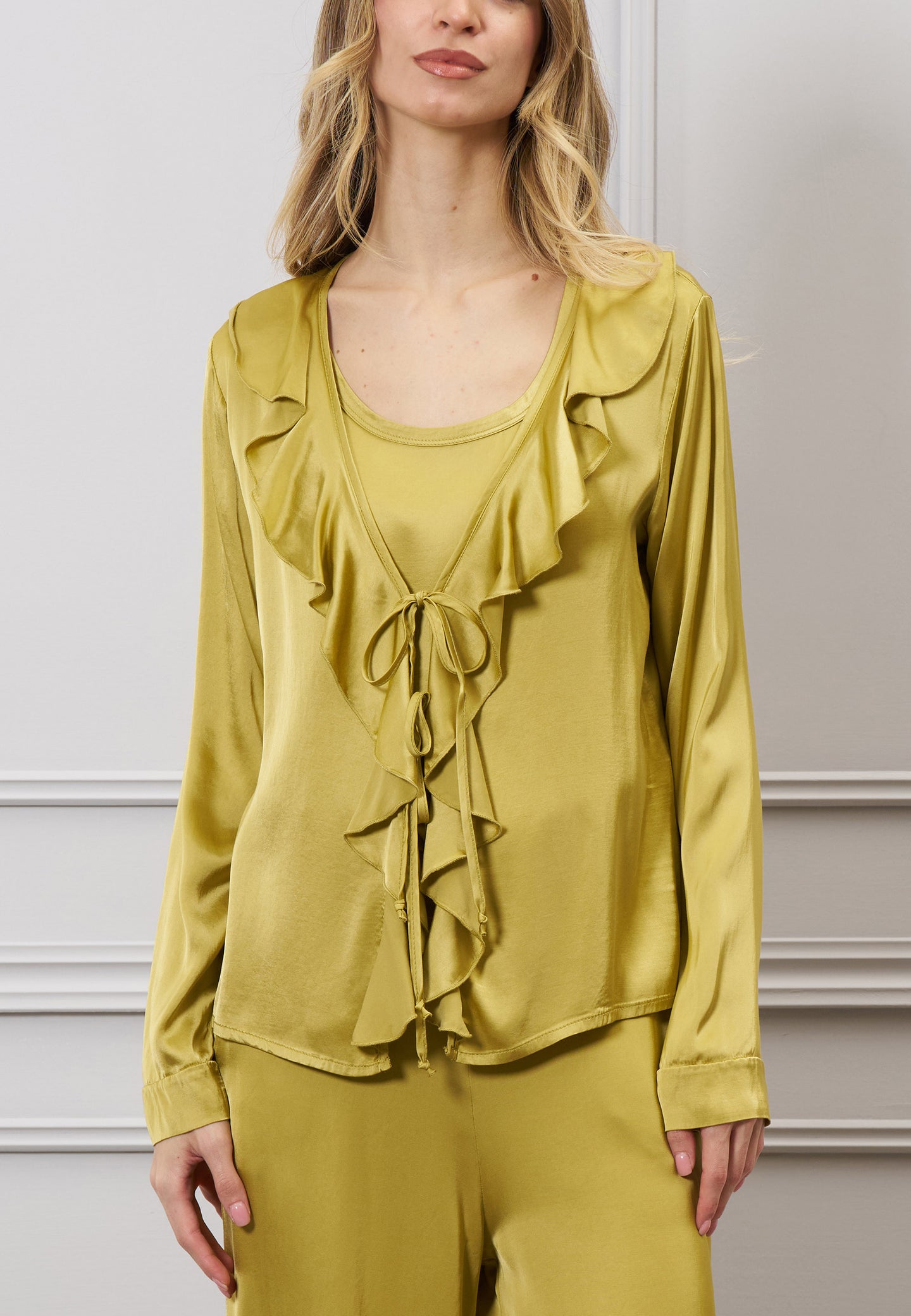 Blusa raso con lacci e rouches
