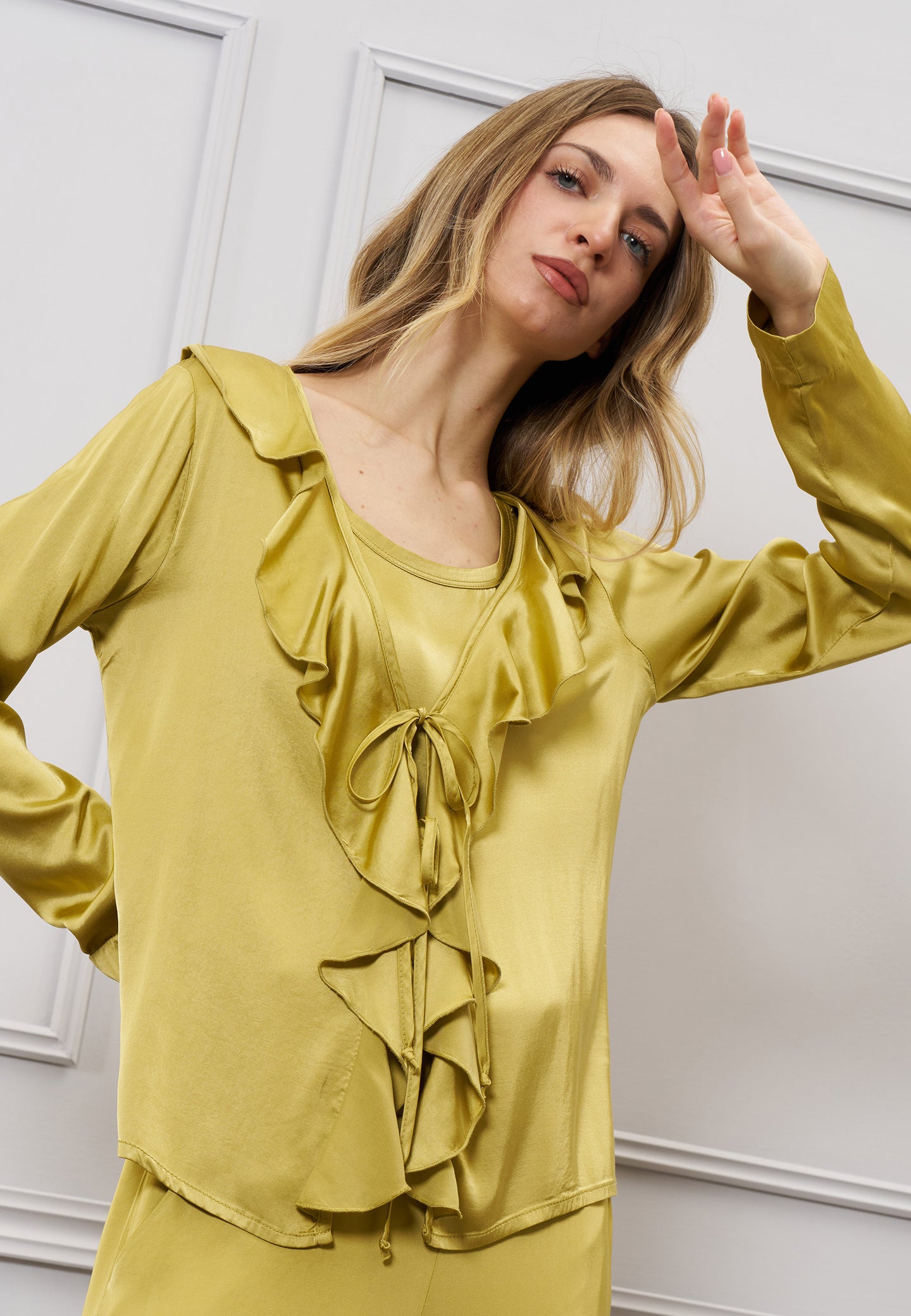 Blusa raso con lacci e rouches