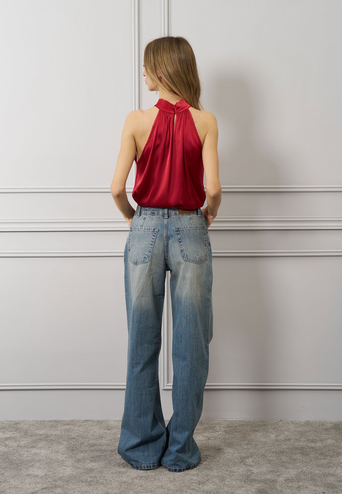 Blusa raso smanicata collo alto