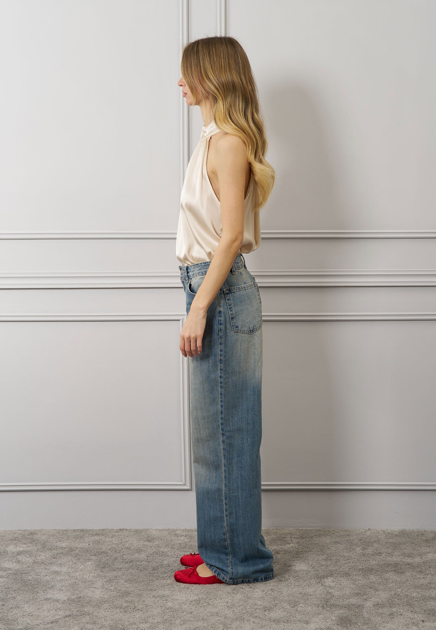 Blusa raso smanicata collo alto