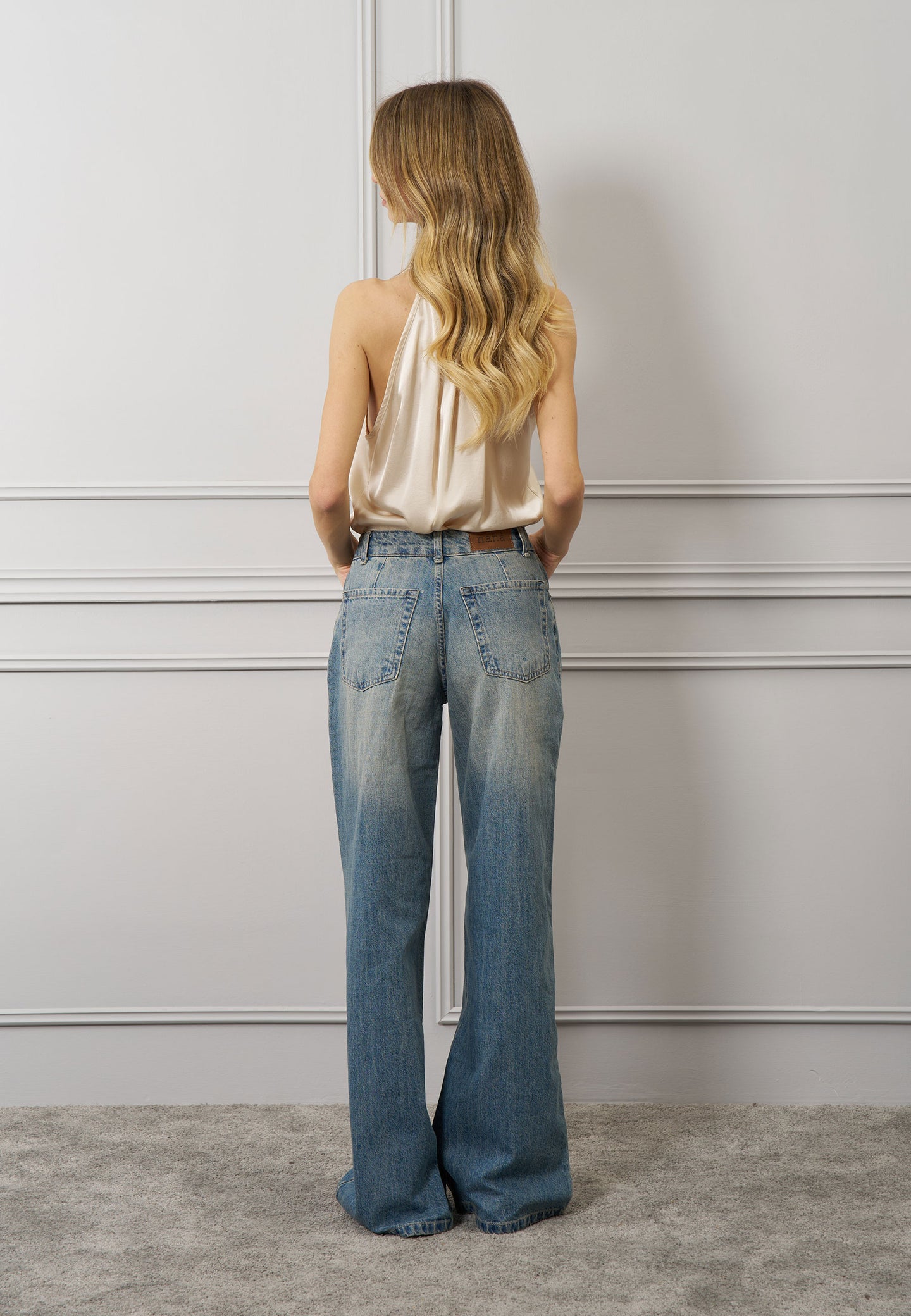 Blusa raso smanicata collo alto