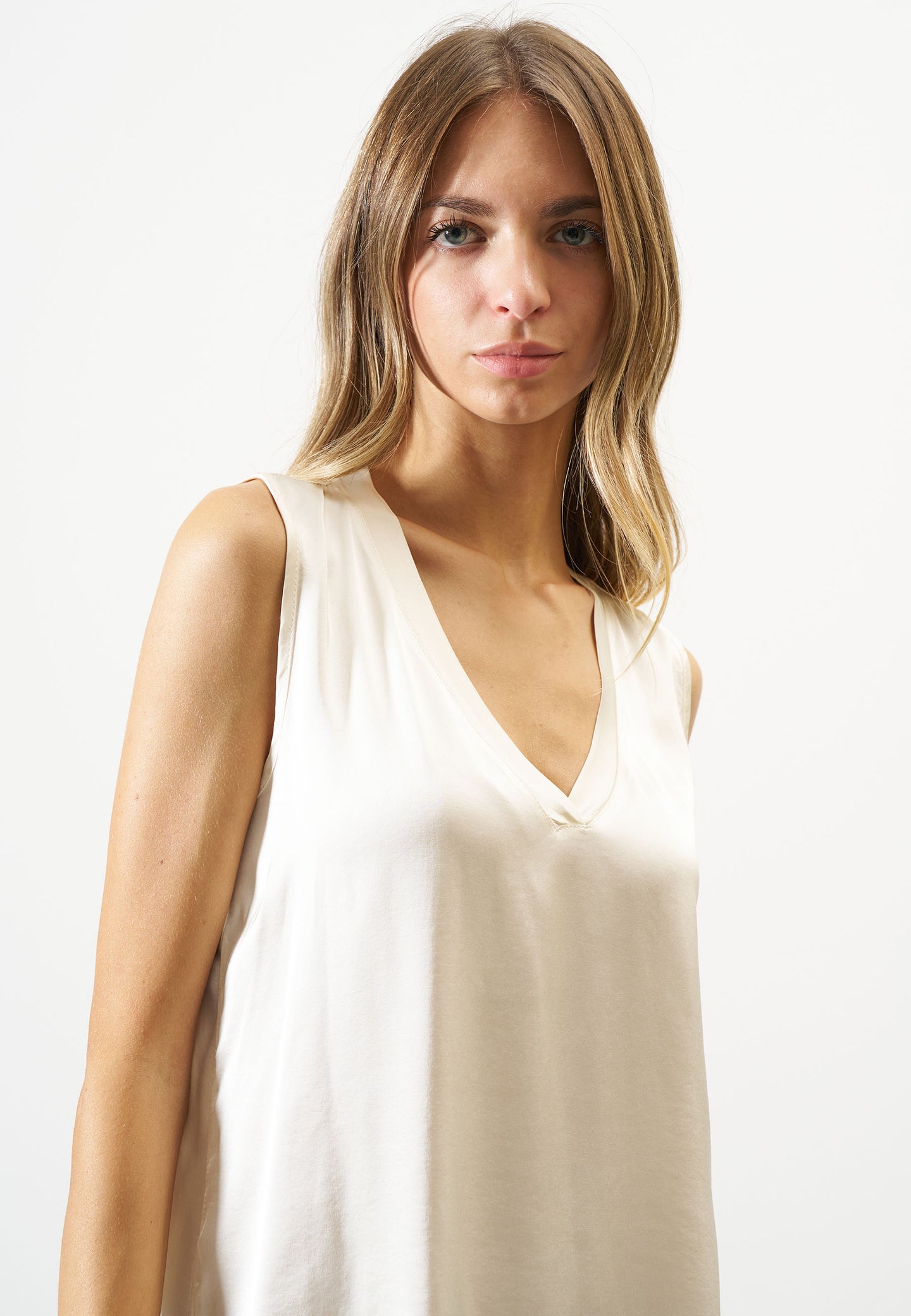 Blusa scollo a v smanicata
