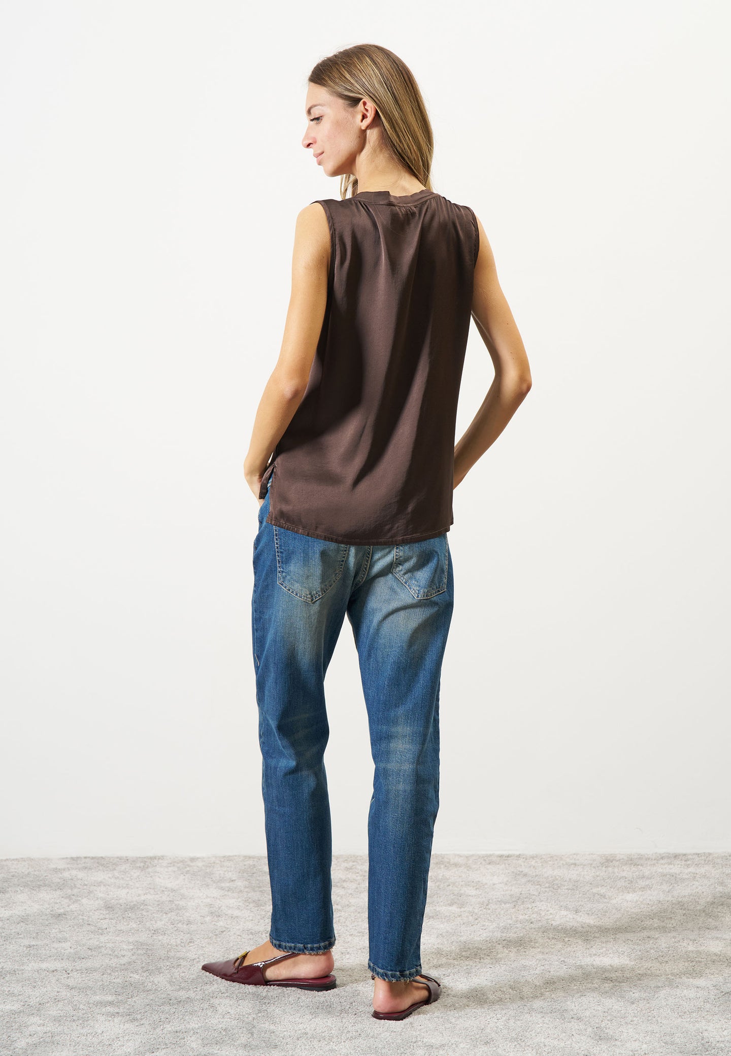 Blusa scollo a v smanicata