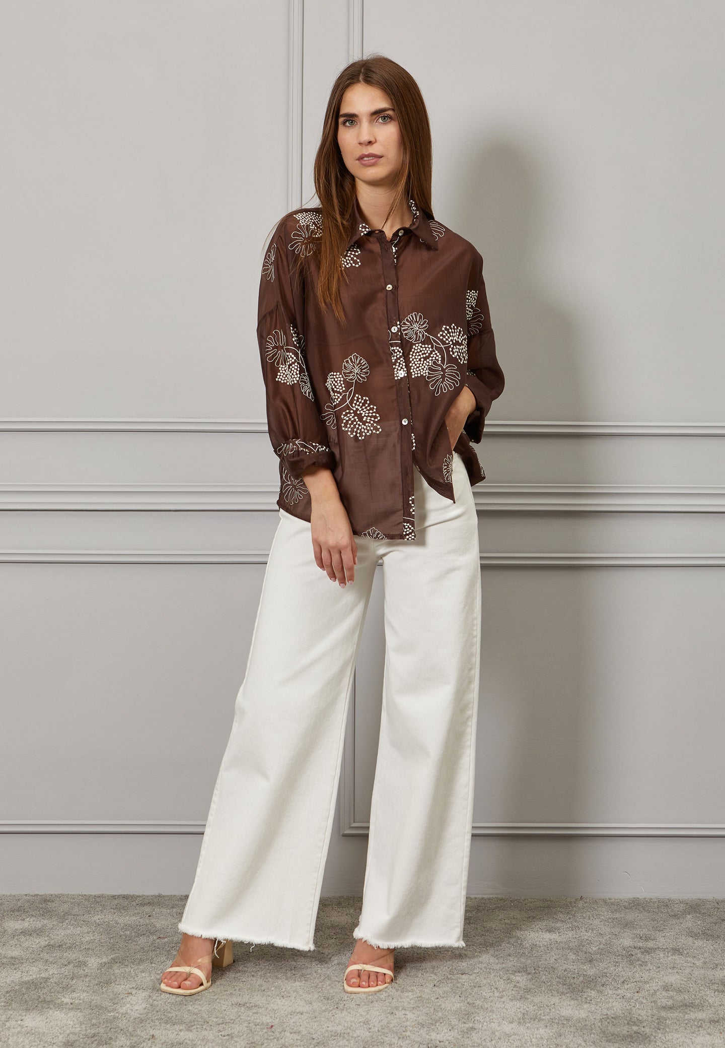 Camicia con ricamo a contrasto