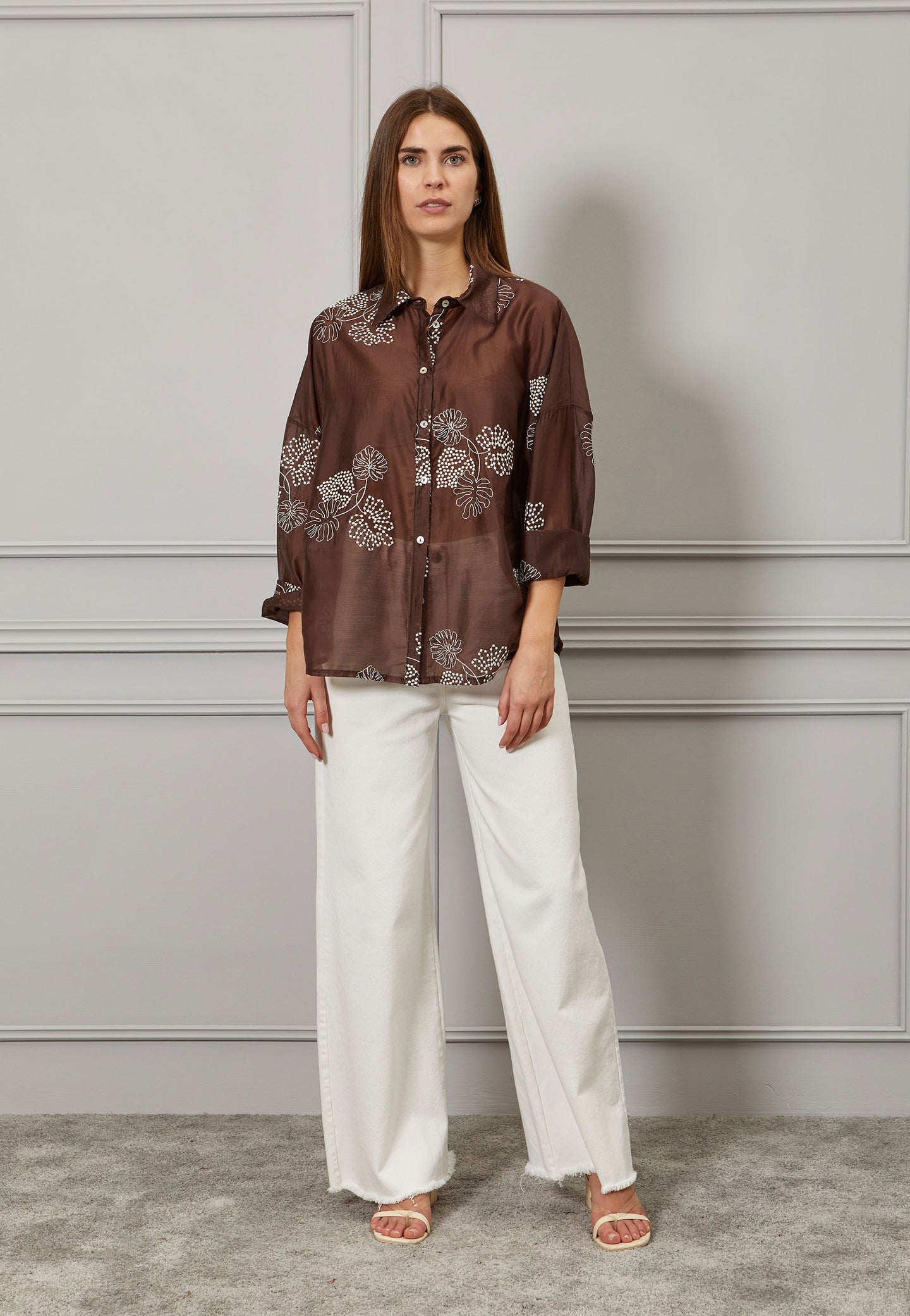 Camicia con ricamo a contrasto