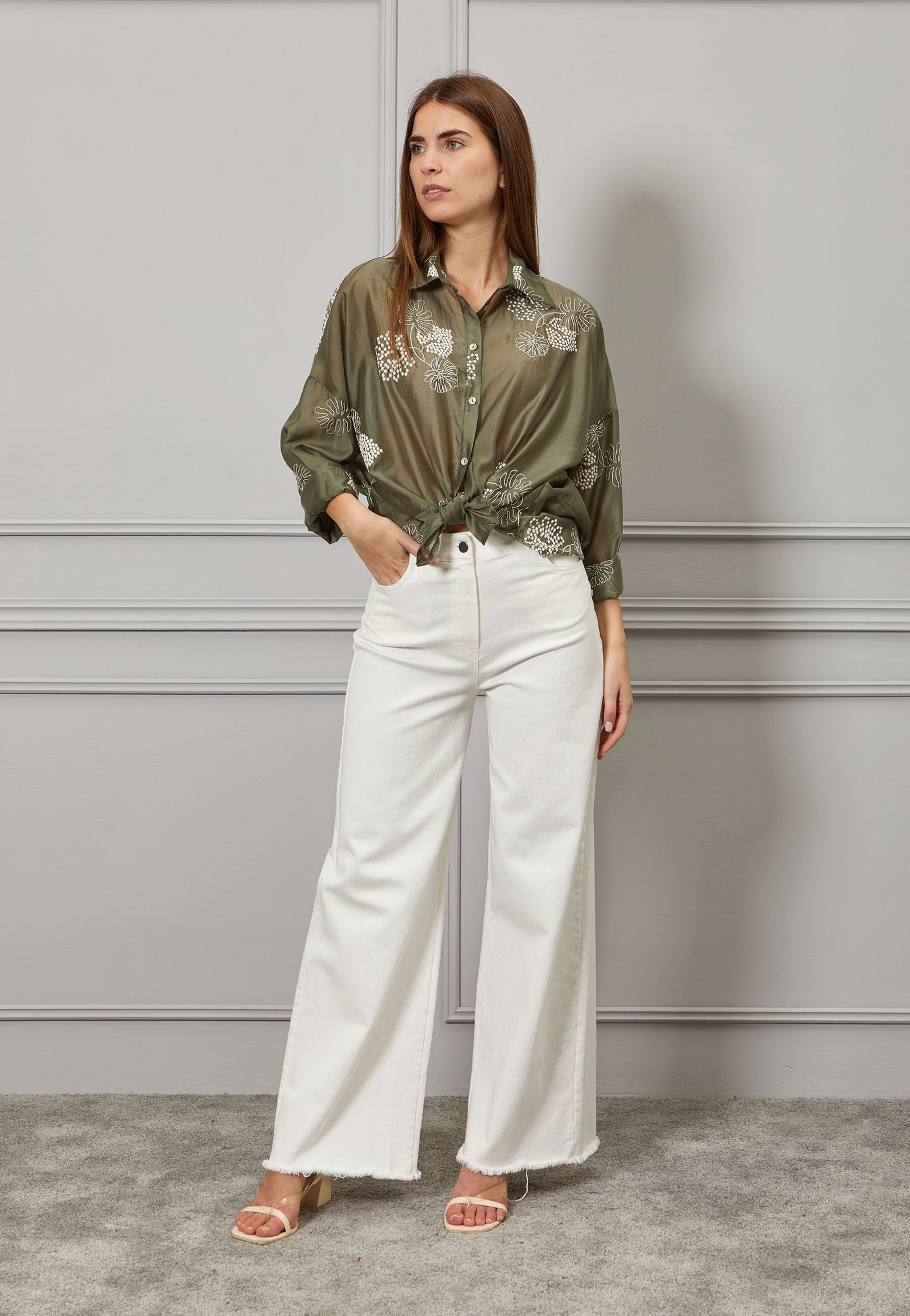 Camicia con ricamo a contrasto