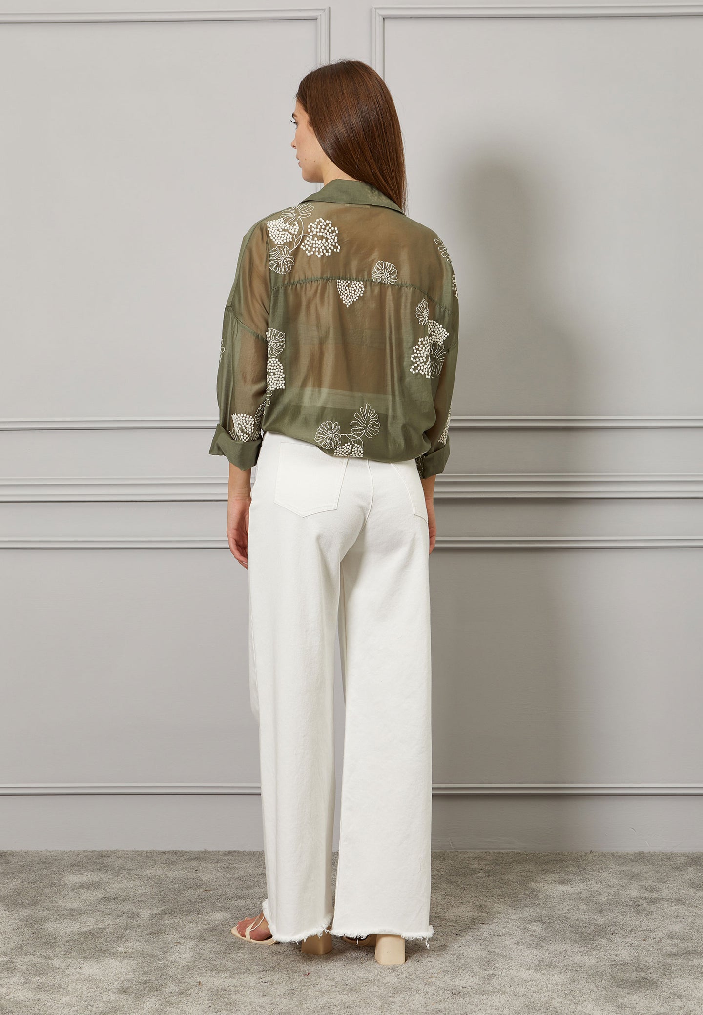 Camicia con ricamo a contrasto