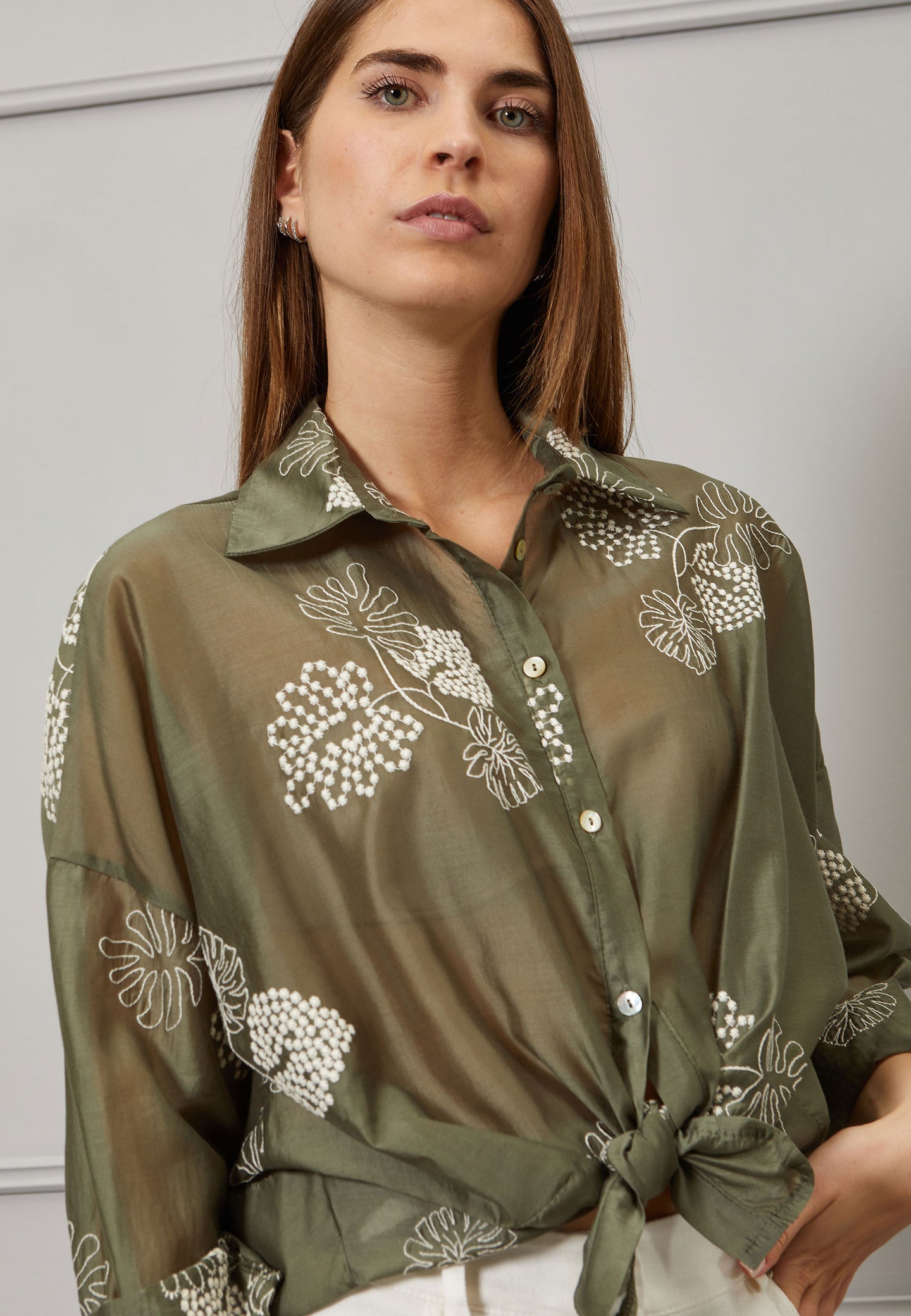 Camicia con ricamo a contrasto