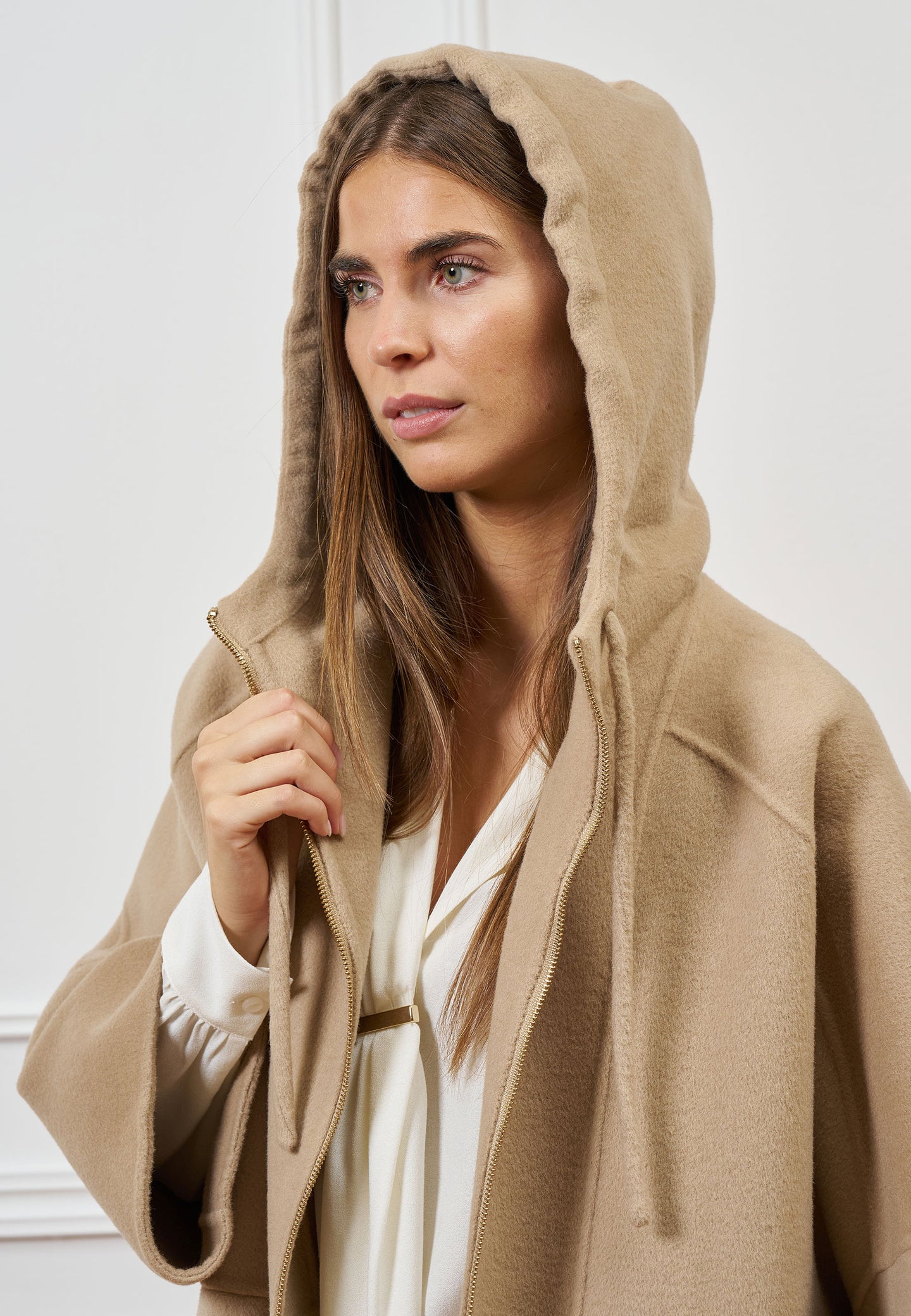 Cappotto con zip e cappuccio