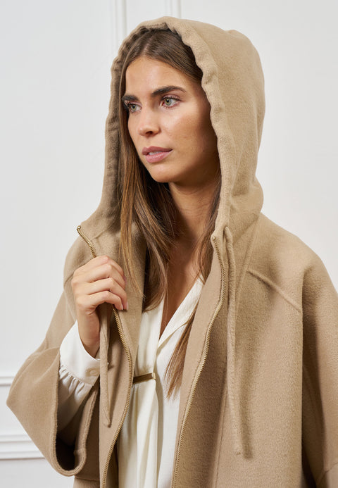 Cappotto con zip e cappuccio