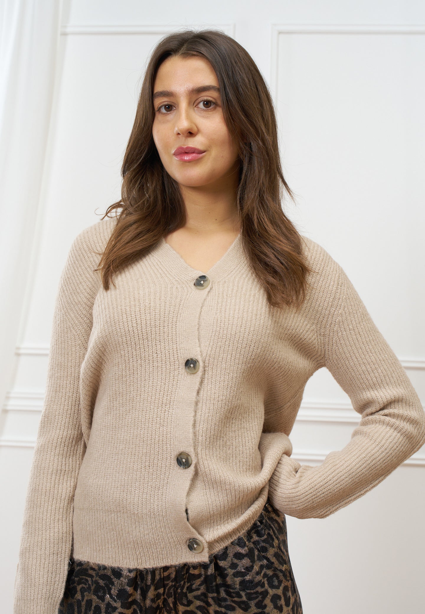 Cardigan a costine con scollo a v