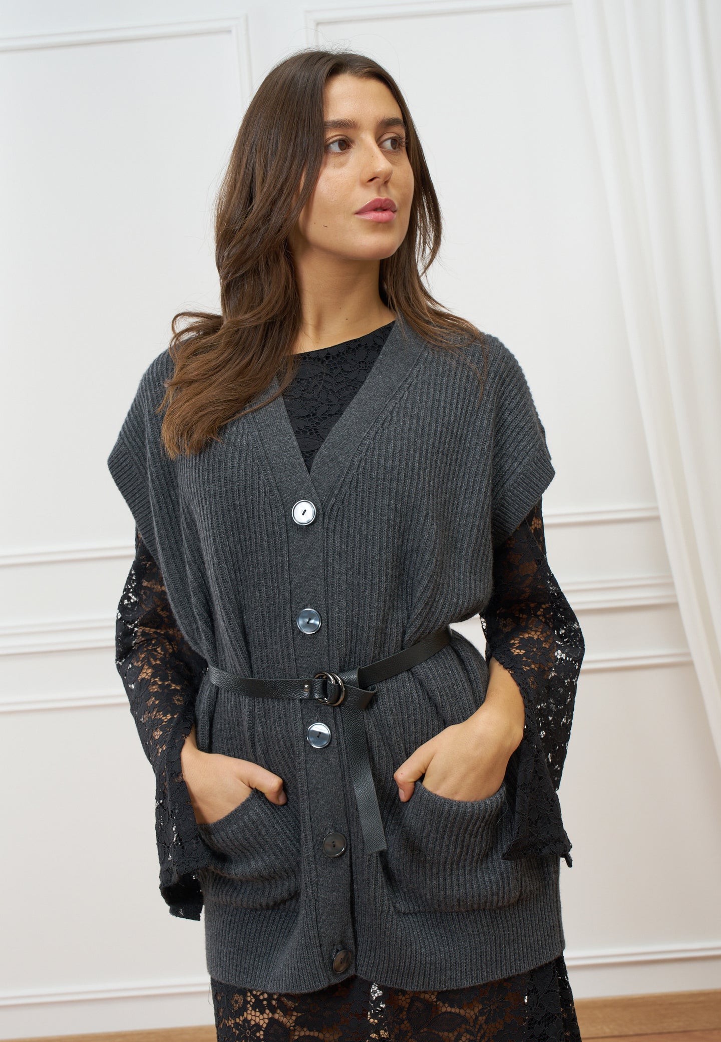 Cardigan over a costine in lana