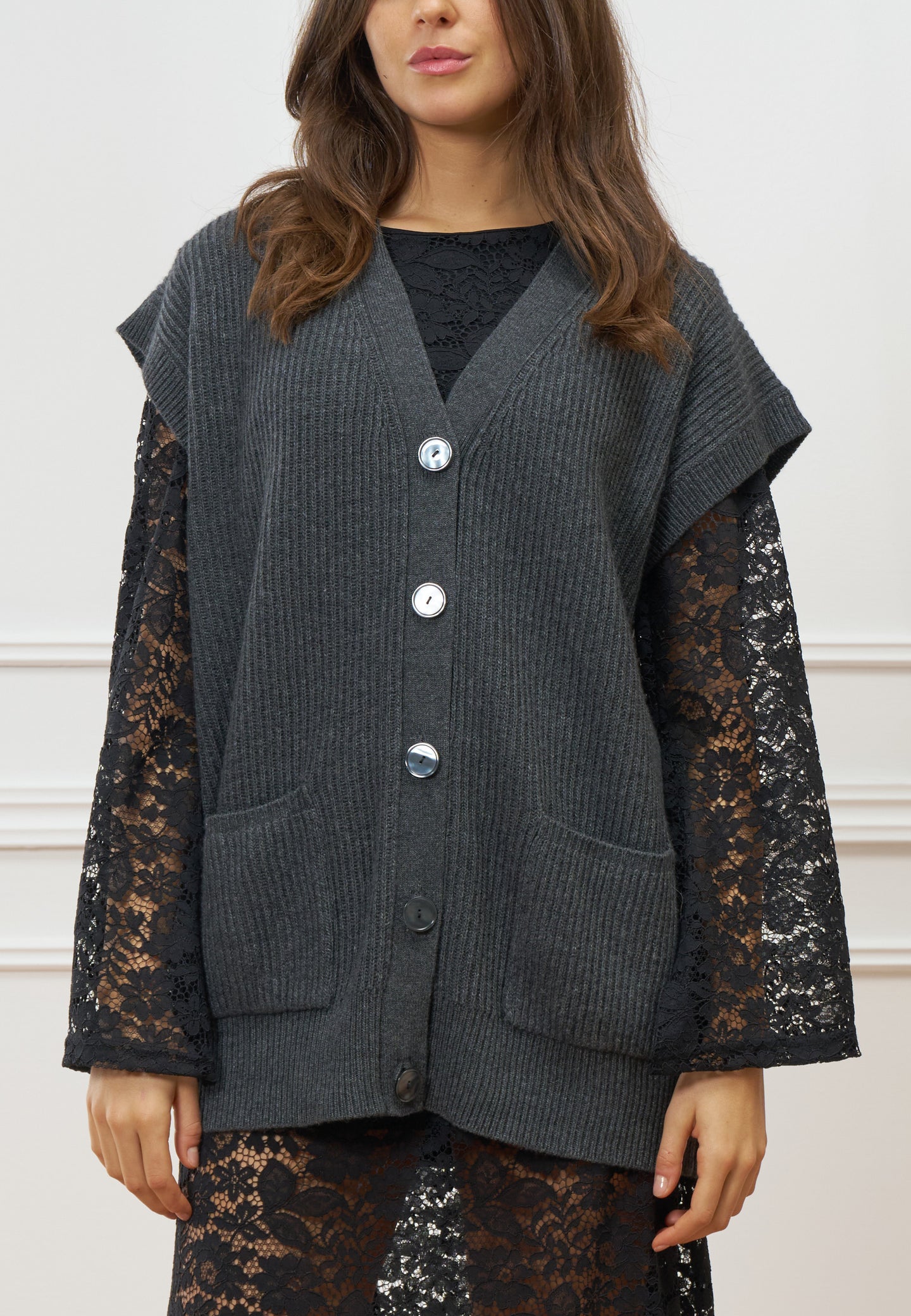 Cardigan over a costine in lana