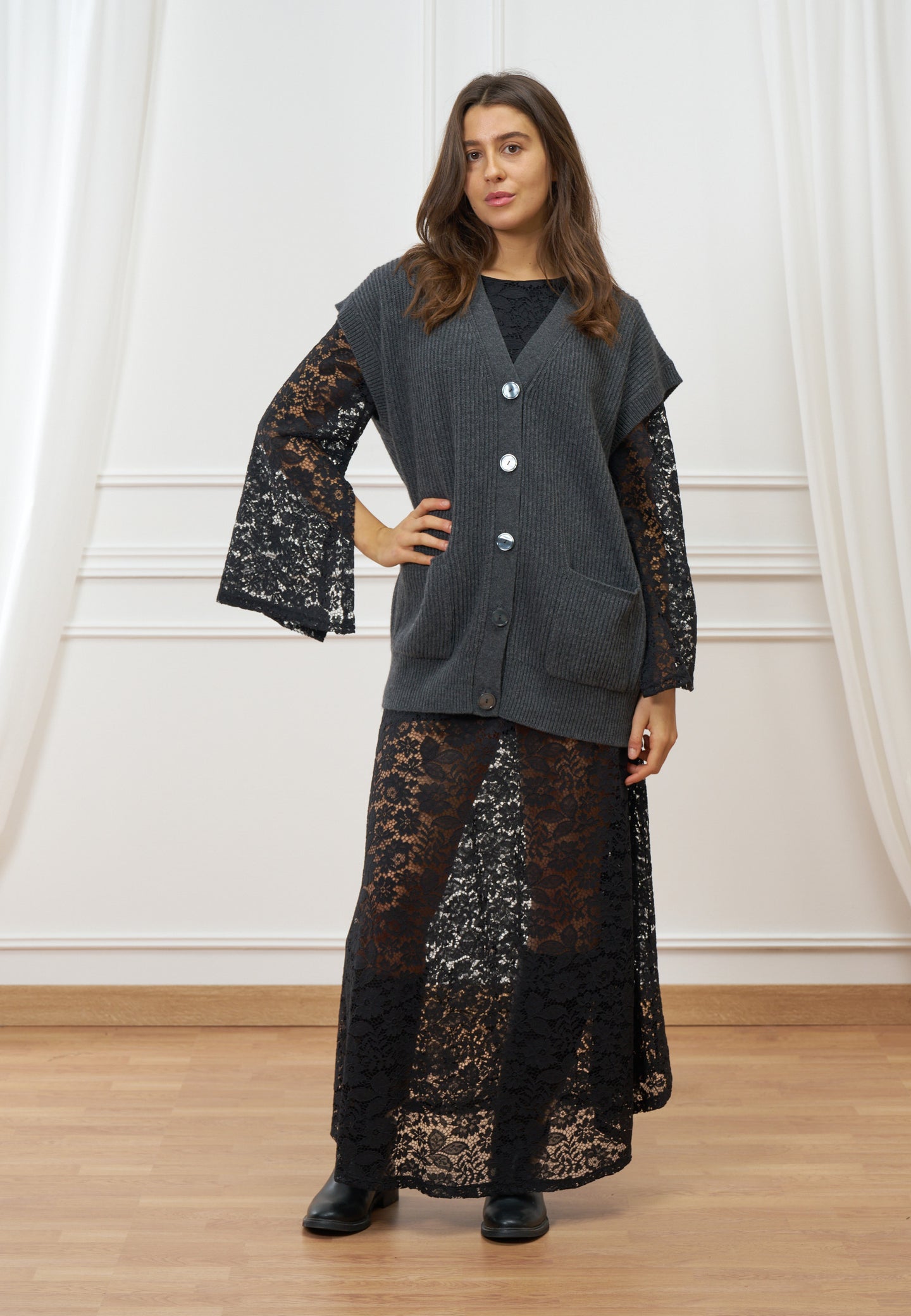 Cardigan over a costine in lana