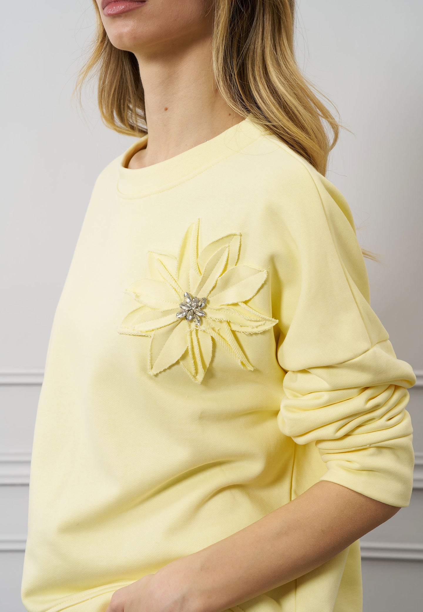 Felpa con fiore e applicazione