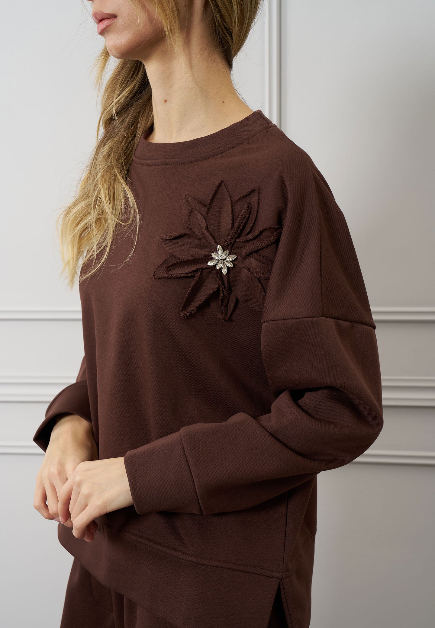 Felpa con fiore e applicazione