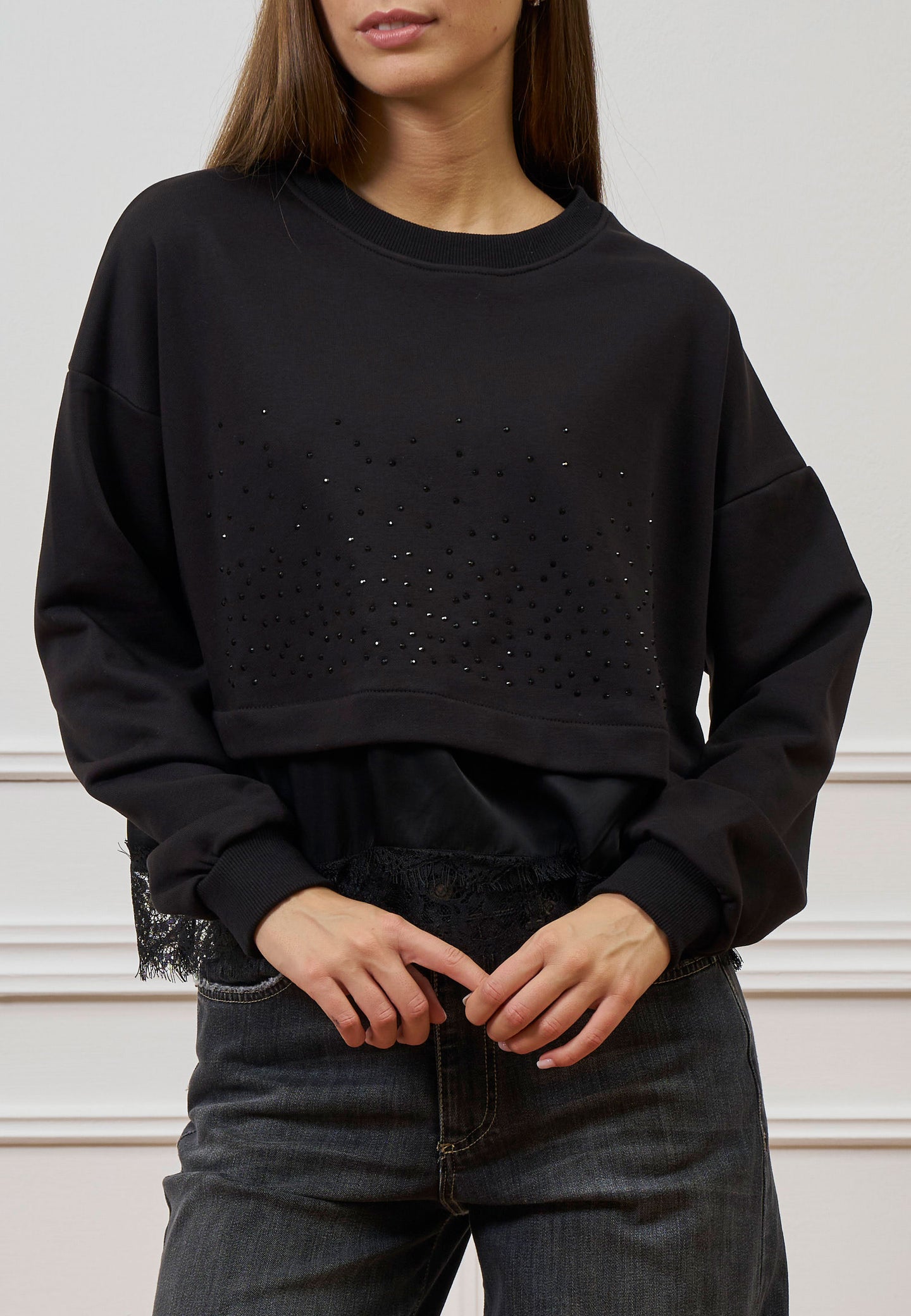 Felpa con strass e pizzo sul fondo