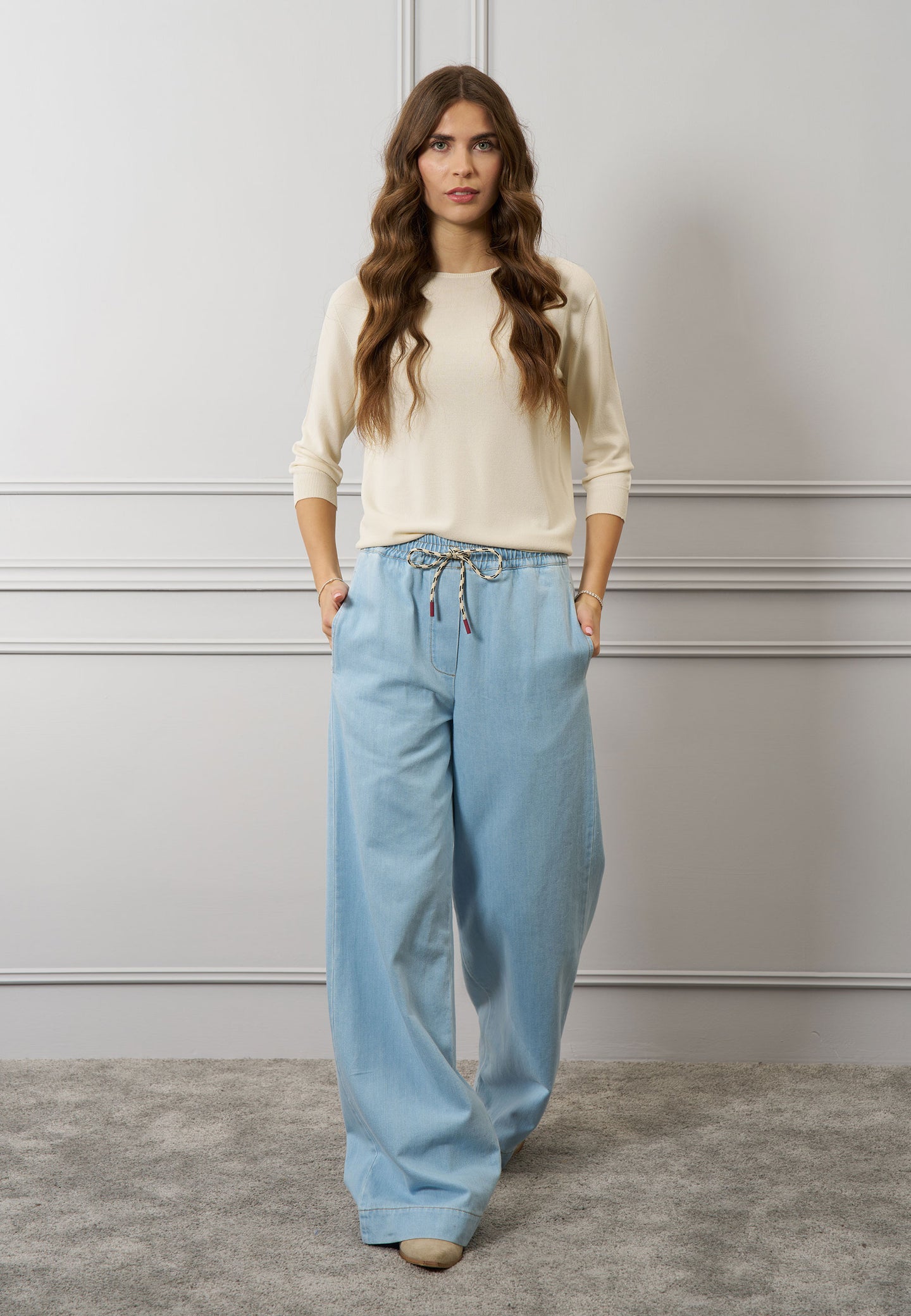 Jeans ampio con coulisse