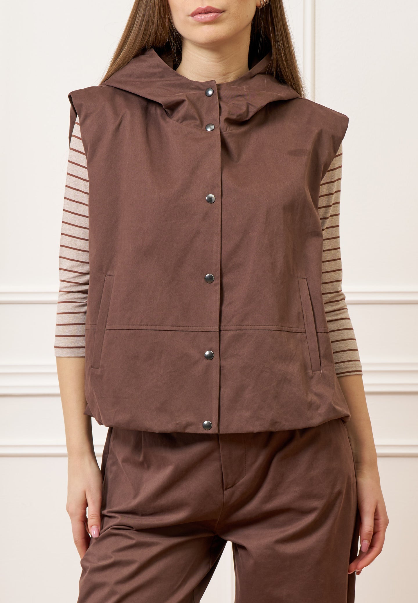 Giubbino smanicato con cappuccio