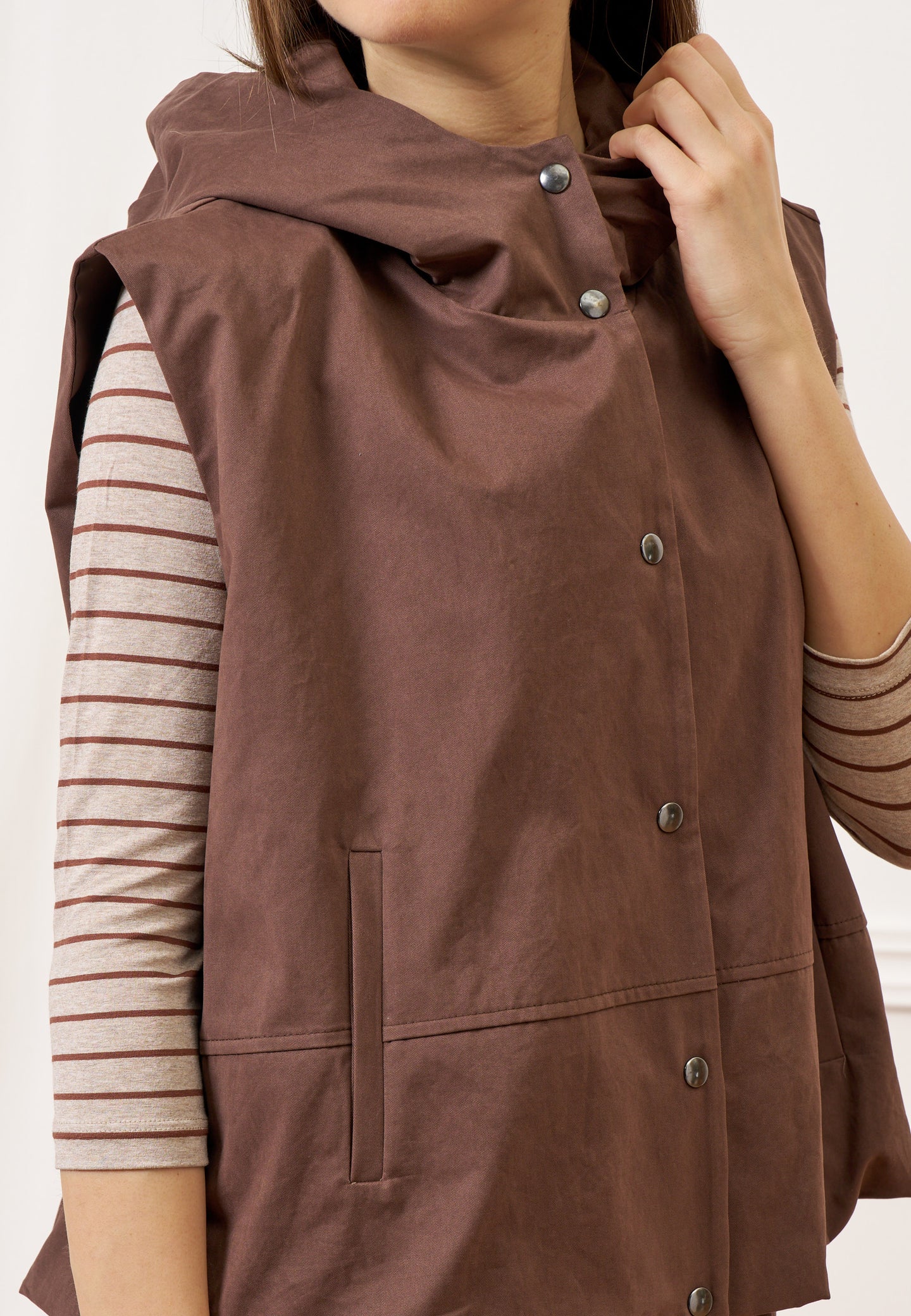 Giubbino smanicato con cappuccio - MARRONE