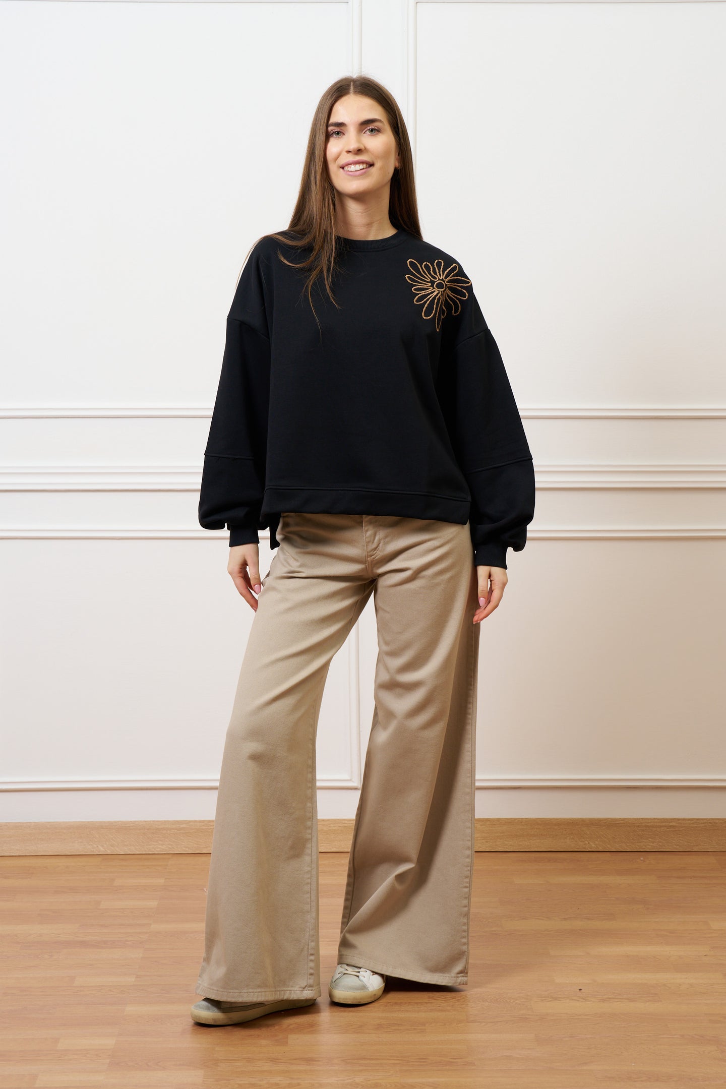 Felpa con ricamo e spacchi - NERO