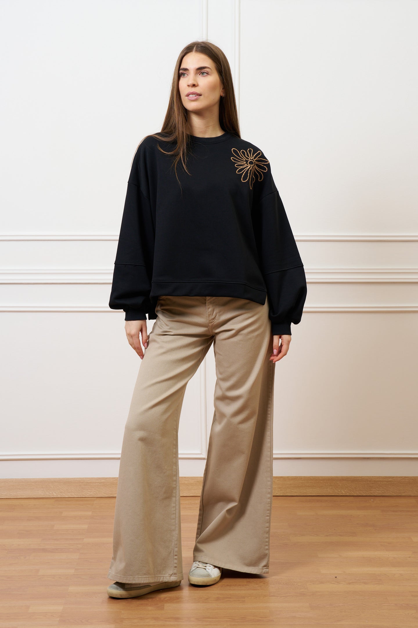 Felpa con ricamo e spacchi - NERO