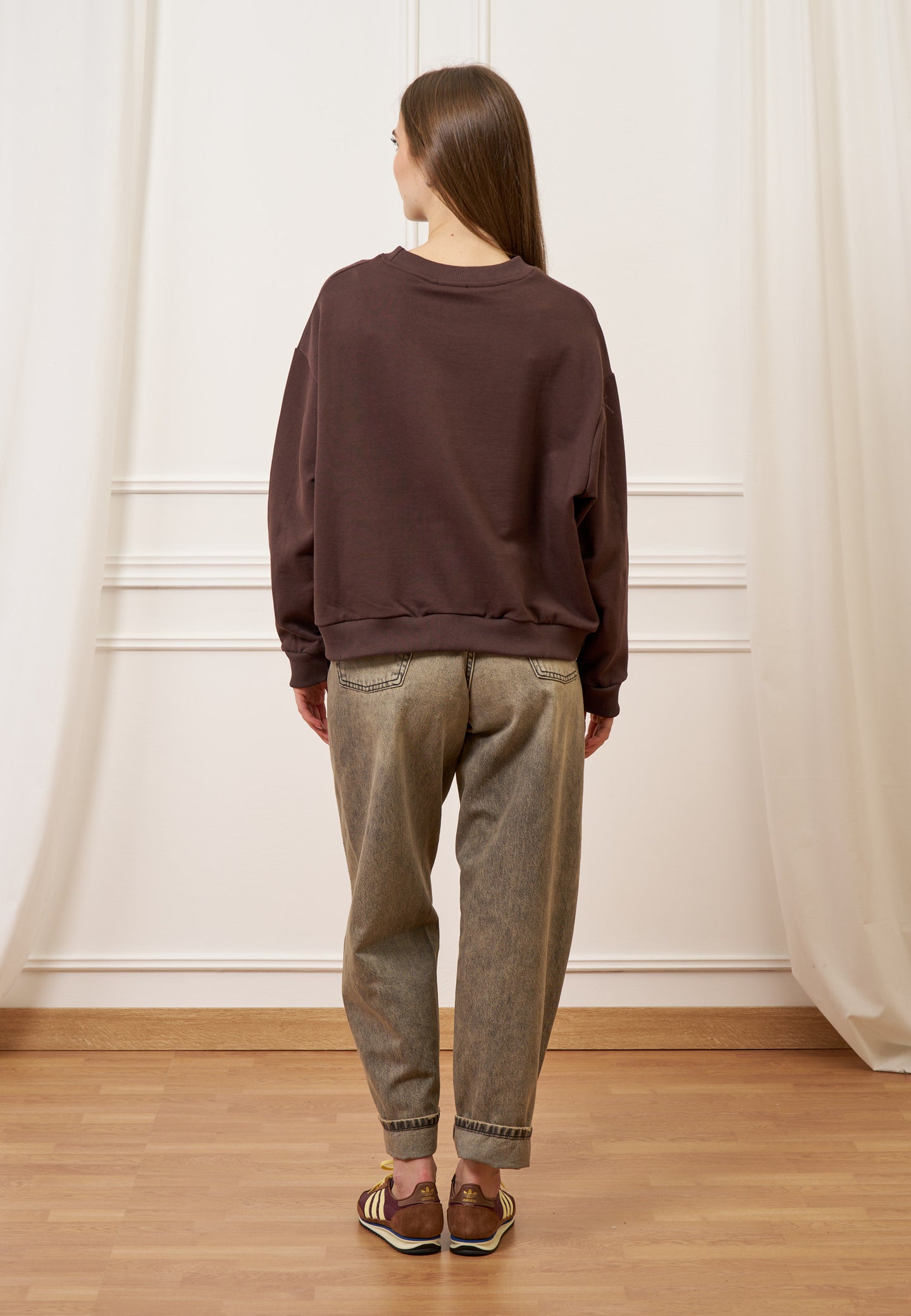 Felpa con applicazione fiore crochet