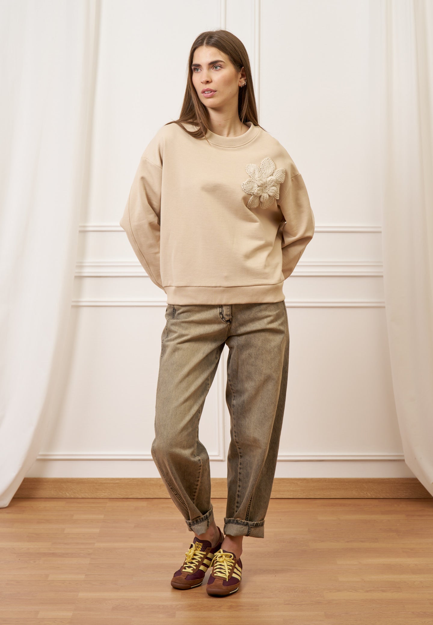 Felpa con applicazione fiore crochet