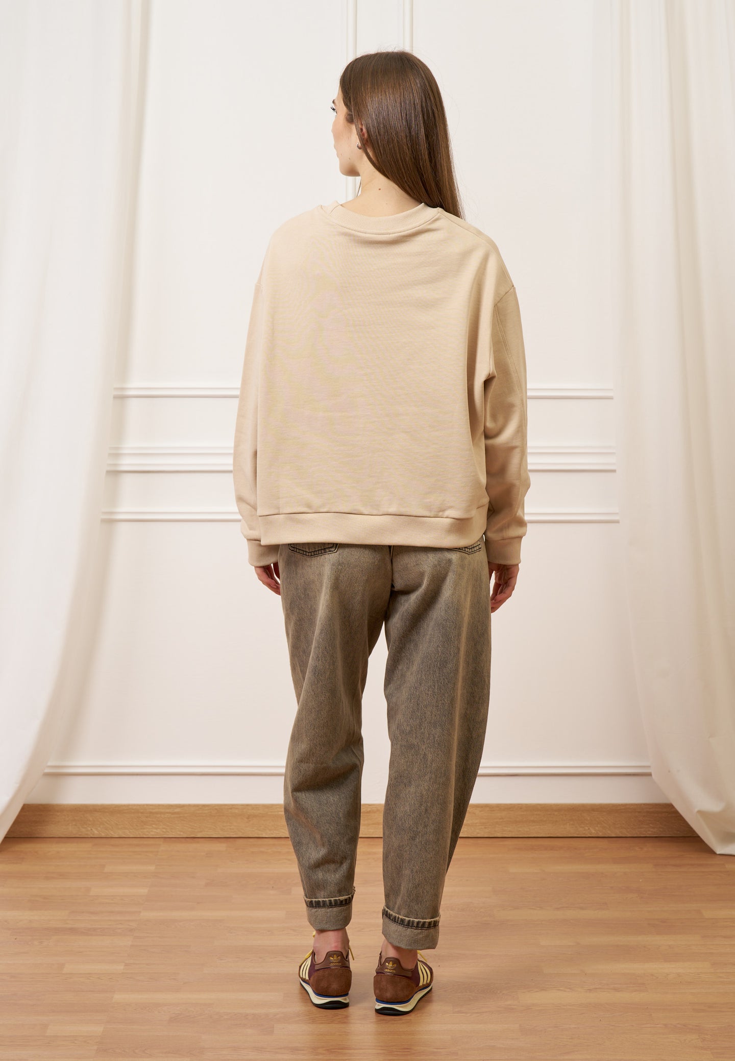 Felpa con applicazione fiore crochet