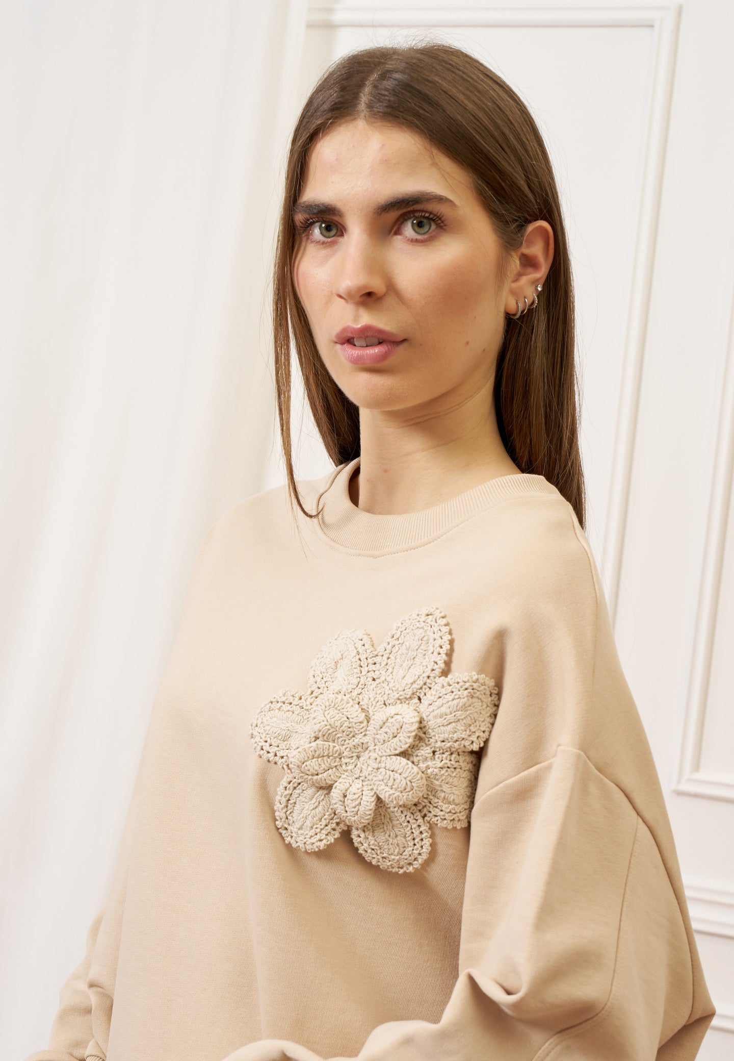 Felpa con applicazione fiore crochet