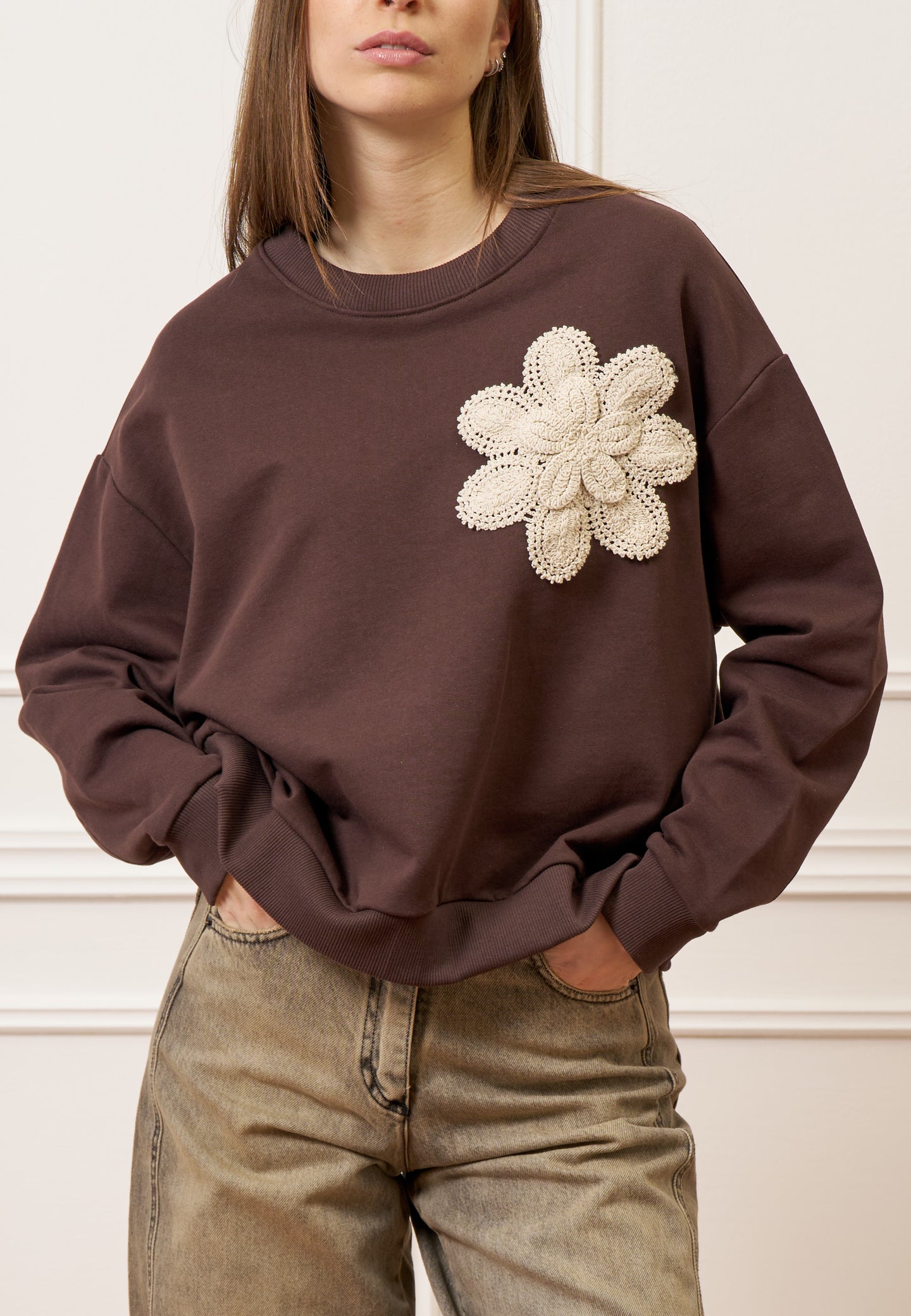 Felpa con applicazione fiore crochet