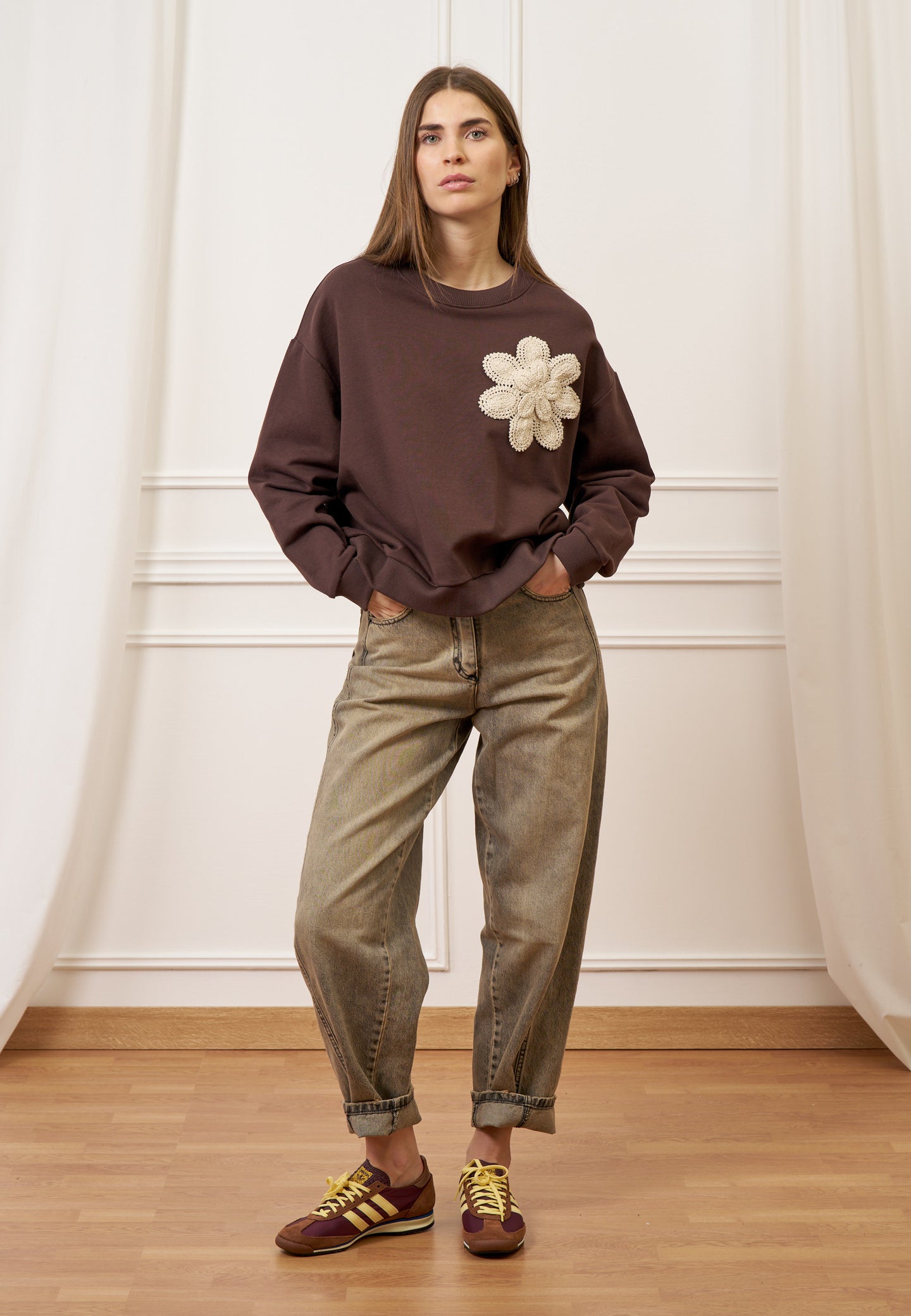 Felpa con applicazione fiore crochet