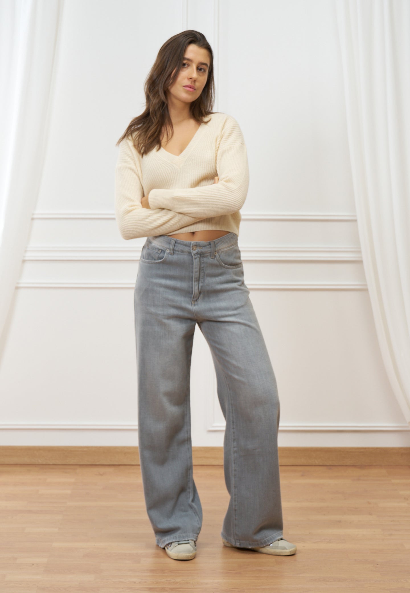 Maglia crop con scollo a v in lana