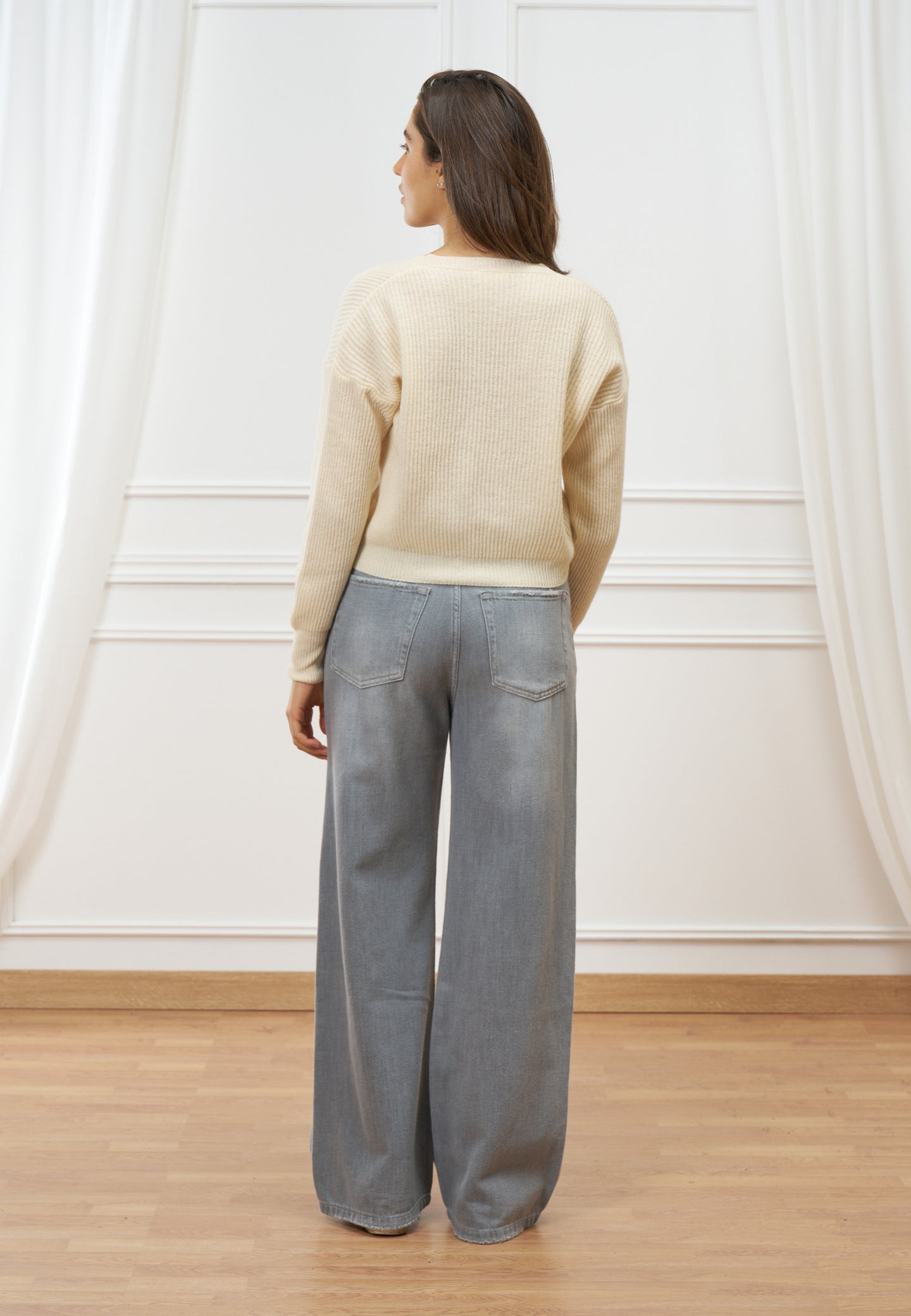 Maglia crop con scollo a v in lana